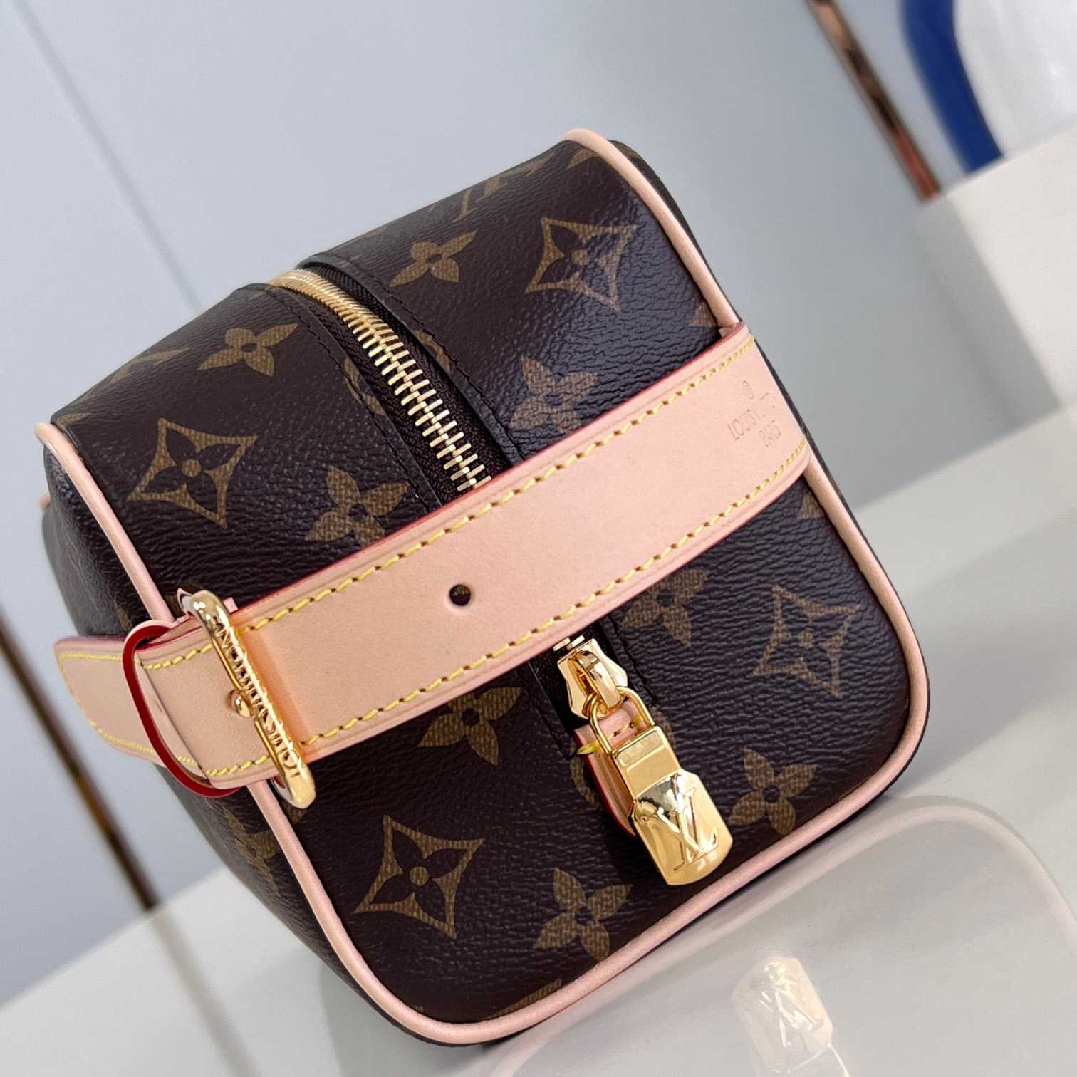 Louis Vuitton Locker Dopp Kit   M83112 - EUR FASHION