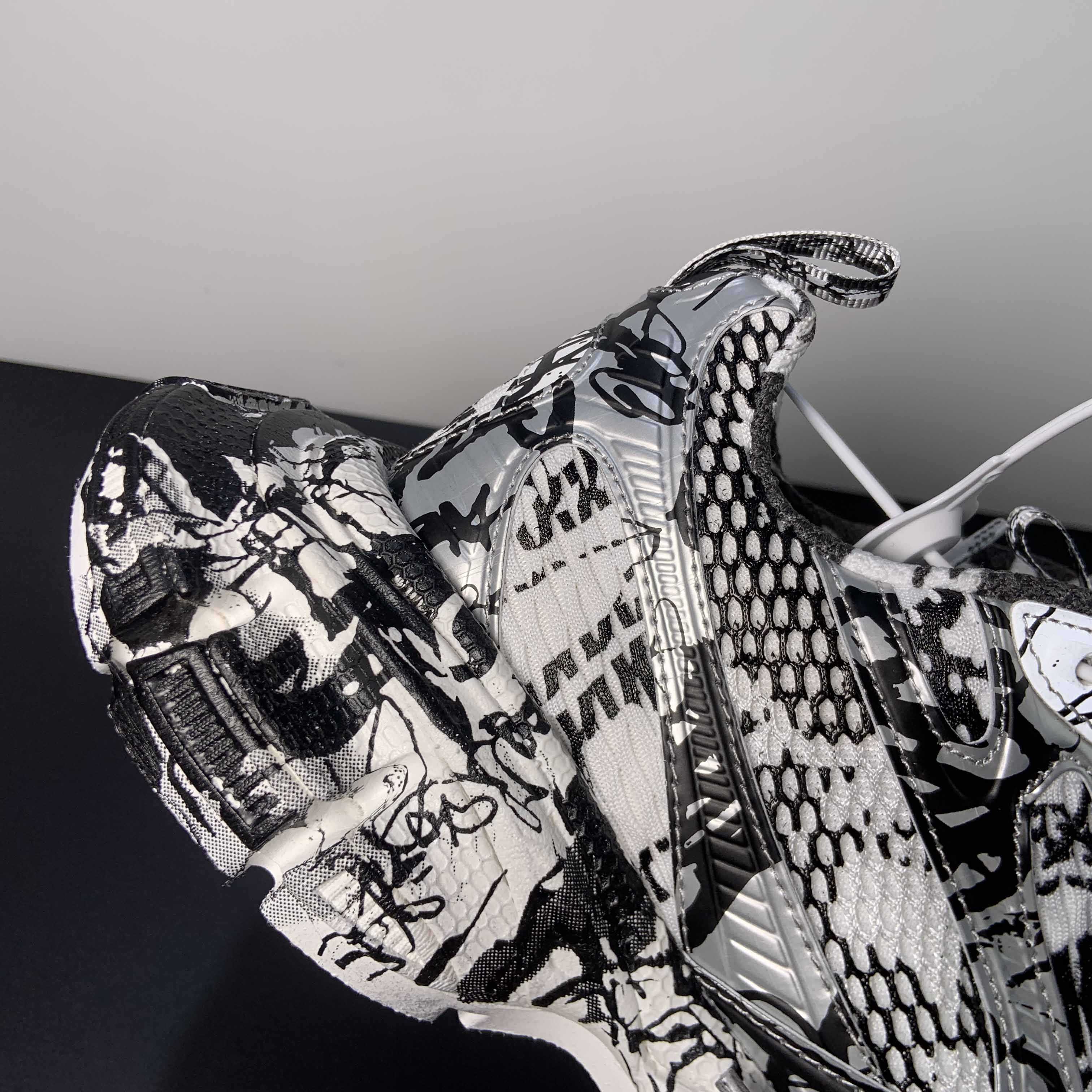 Balenciaga 3XL Extreme Graffiti Sneaker In White And Black  - EUR FASHION