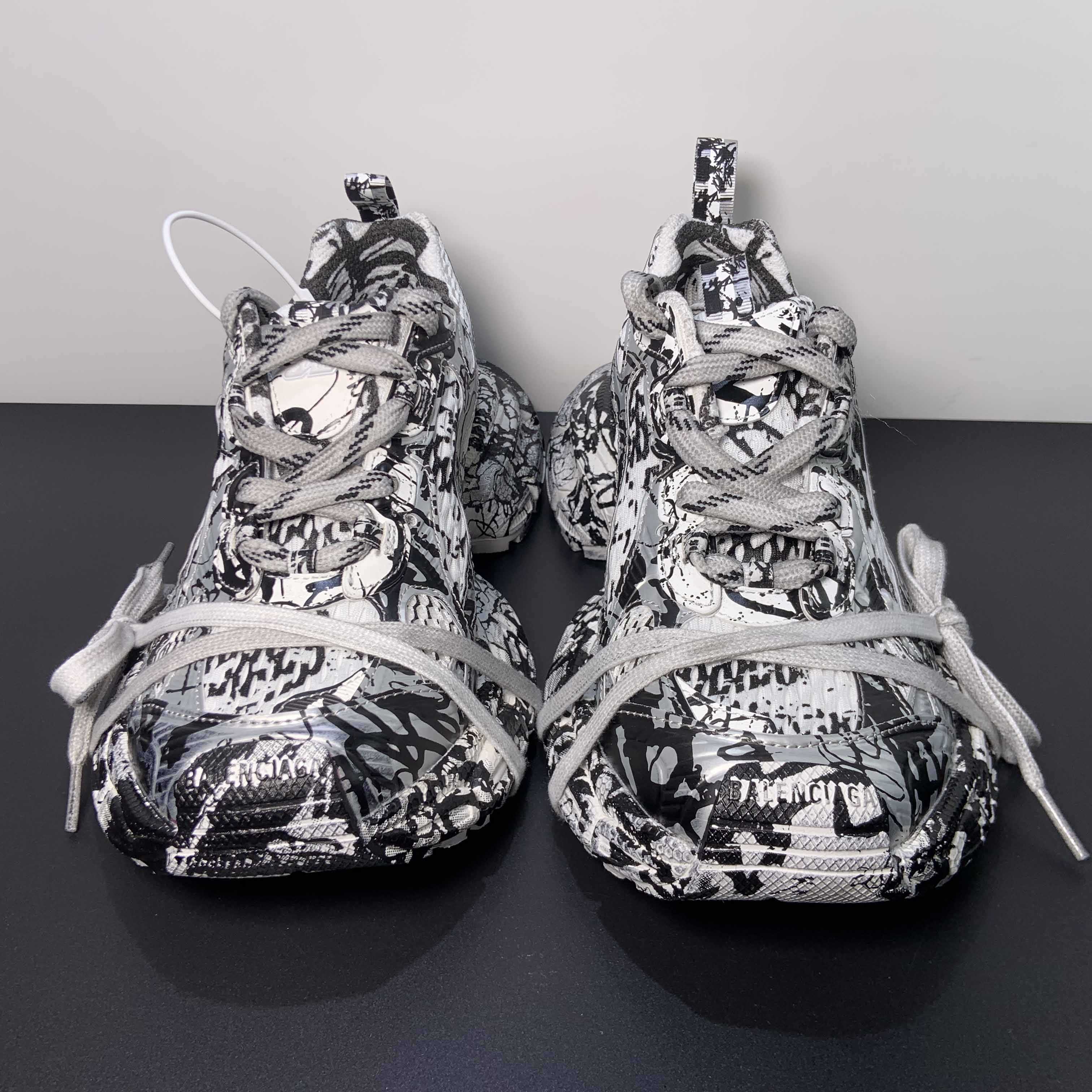 Balenciaga 3XL Extreme Graffiti Sneaker In White And Black  - EUR FASHION
