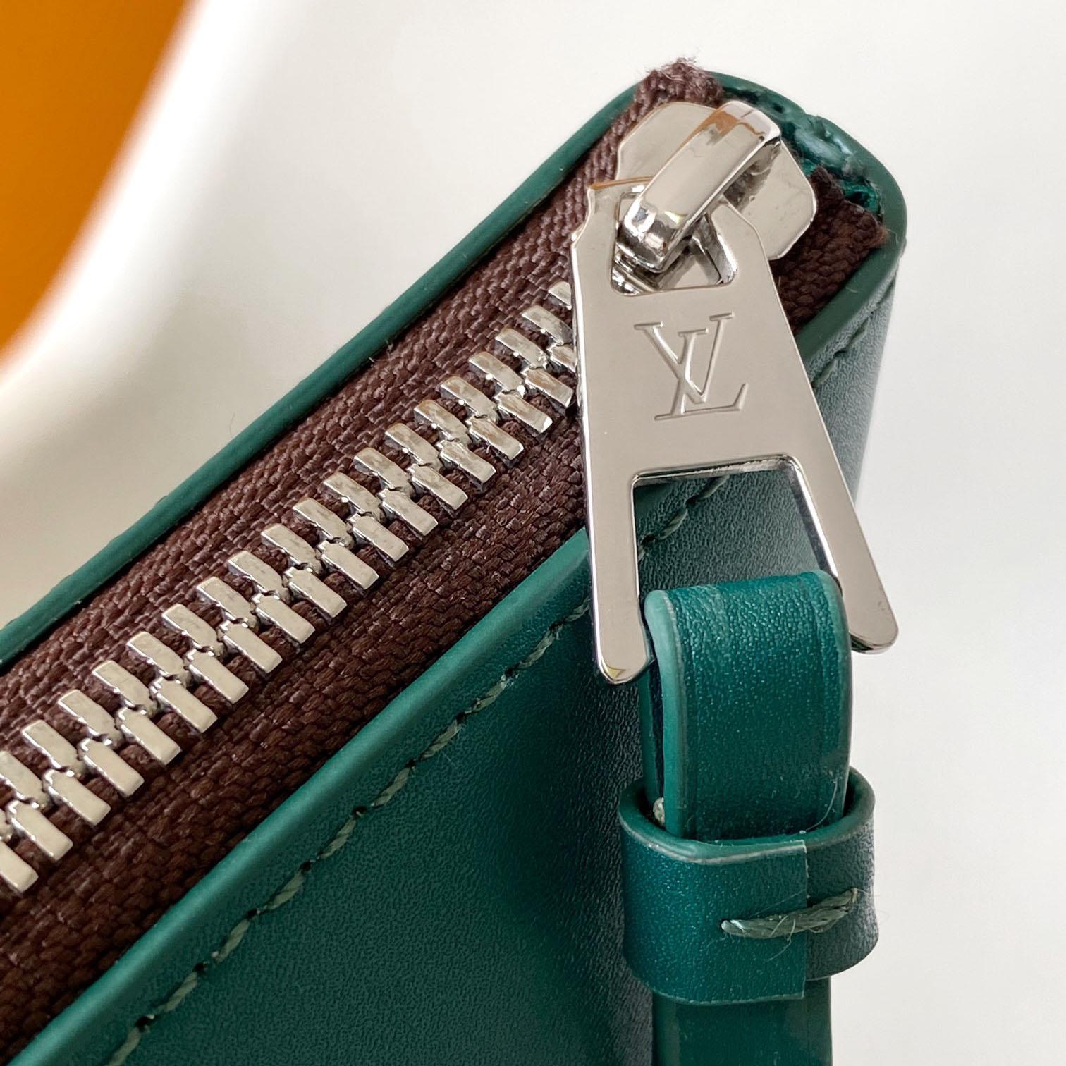 Louis Vuitton Pochette Voyage Souple    M13199 - EUR FASHION