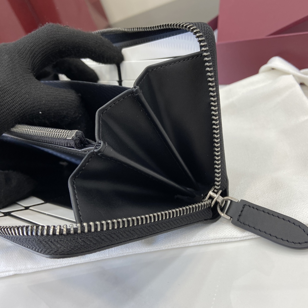 Gucci GG Emblem Around Wallet - EUR FASHION