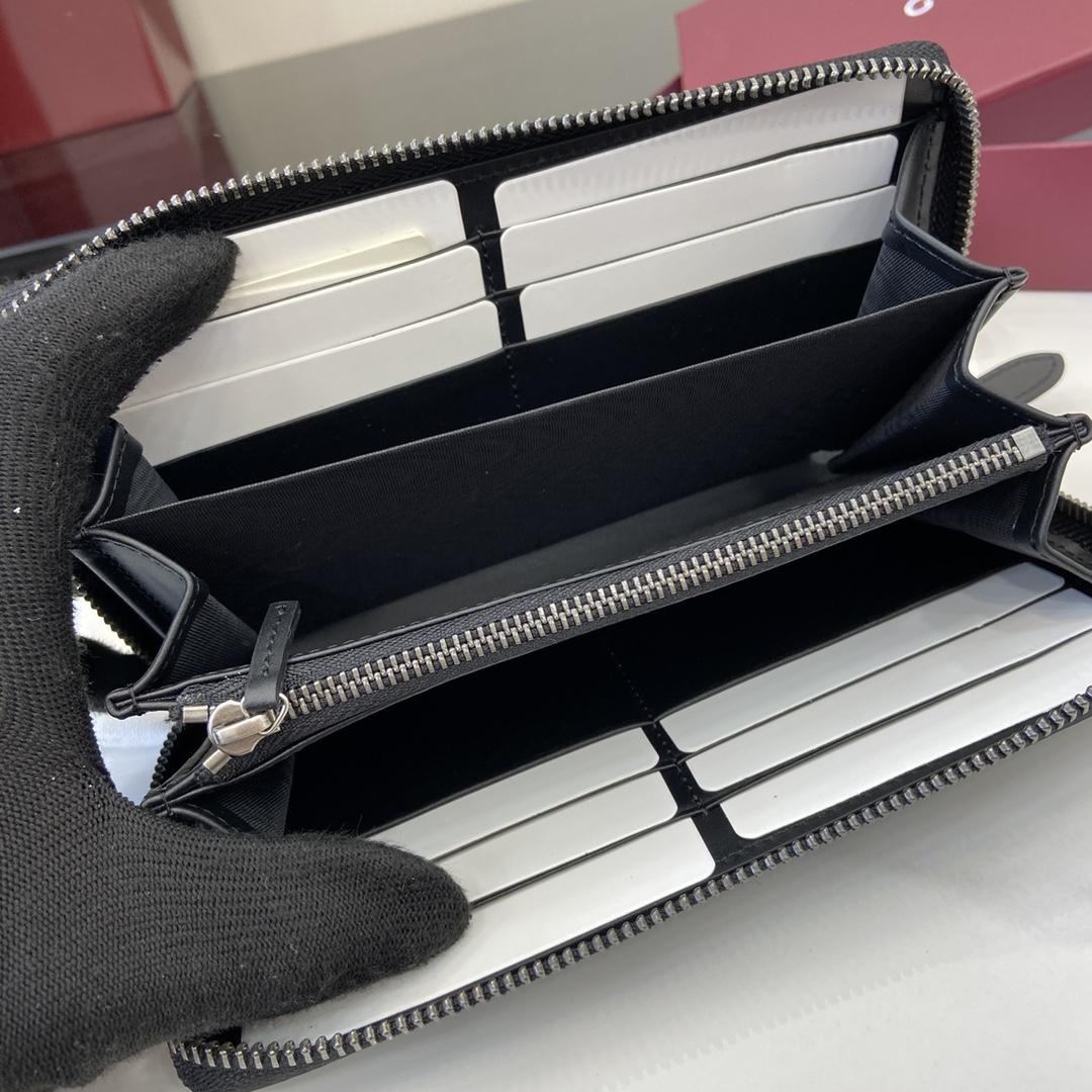 Gucci GG Emblem Around Wallet - EUR FASHION