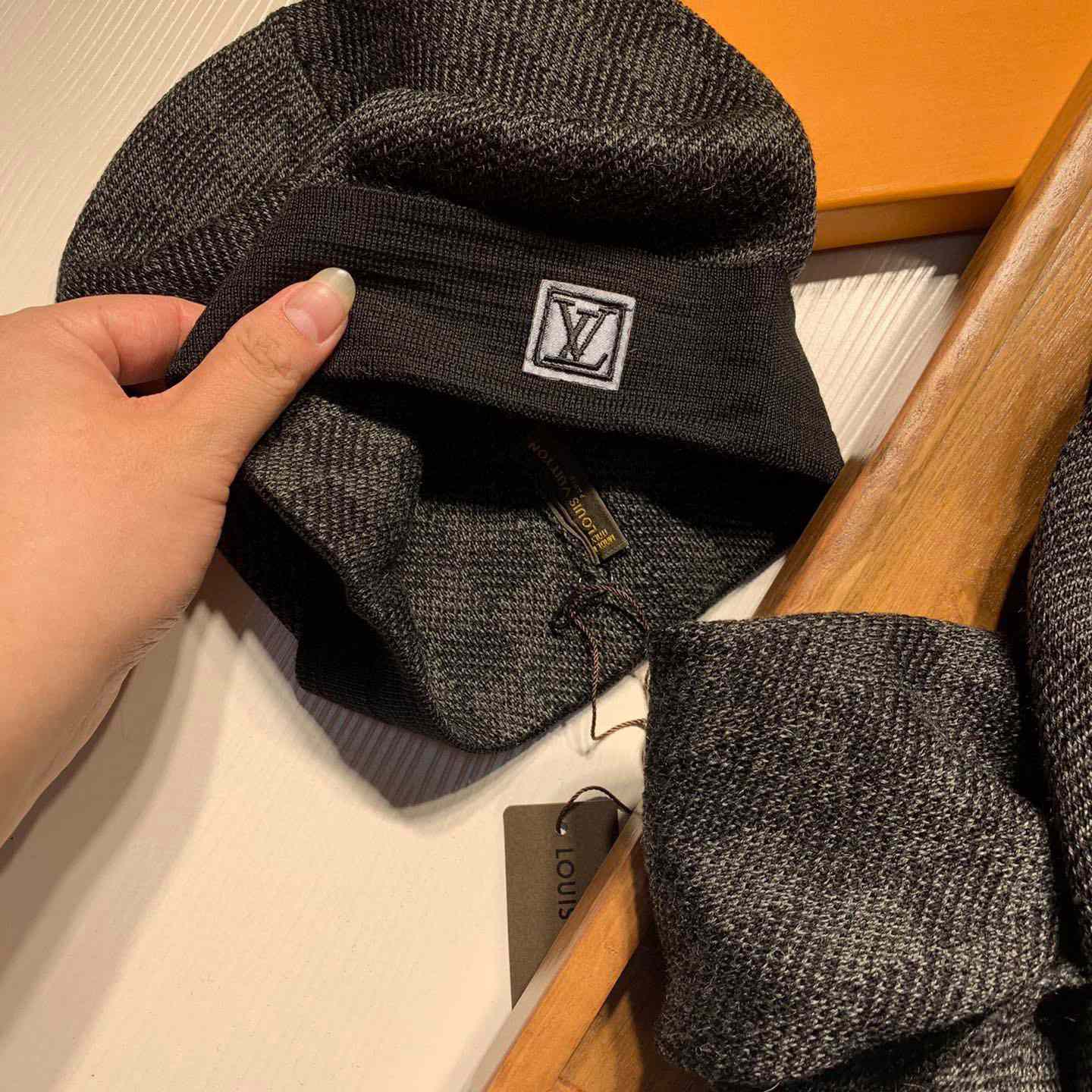 Louis Vuitton Beanie And Scarf  - EUR FASHION