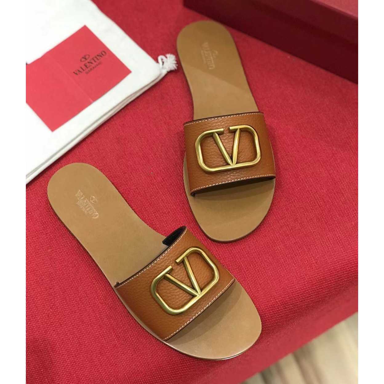 Valenti VLogo Signature Slide Sandal In Grainy Cowhide With  Accessory - EUR FASHION