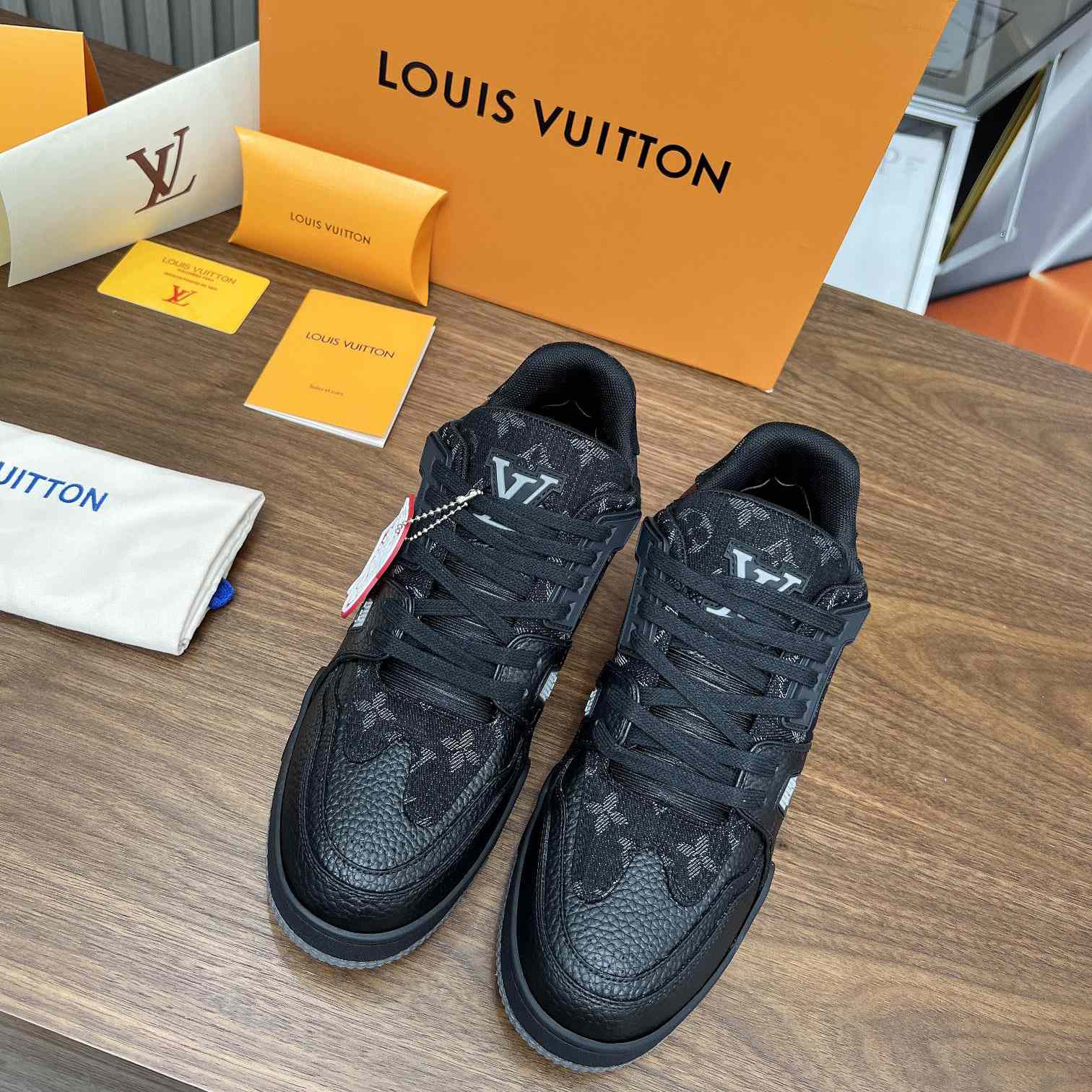 Louis Vuitton LV Trainer Sneaker    1A9IPP - EUR FASHION