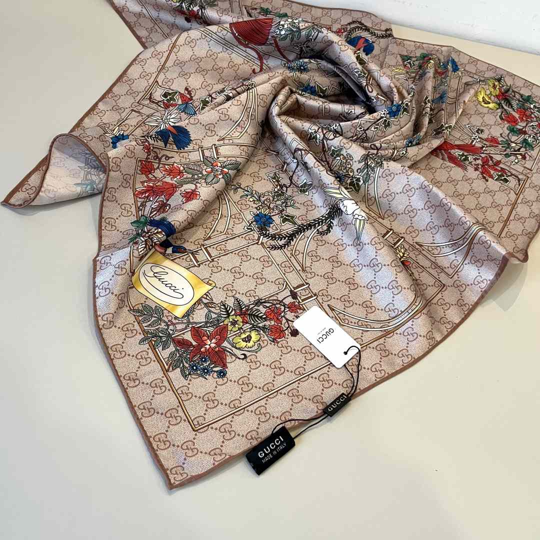 Gucci Printed Silk Carré - EUR FASHION
