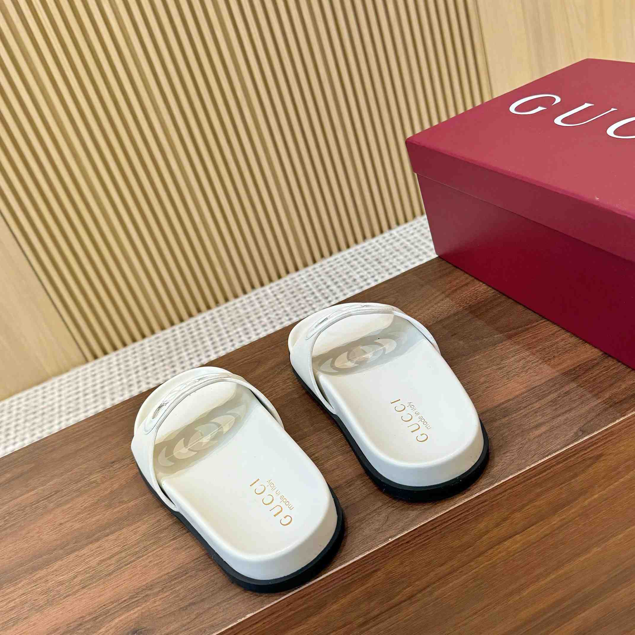 Gucci Women's Interlocking G Slide Sandal - EUR FASHION