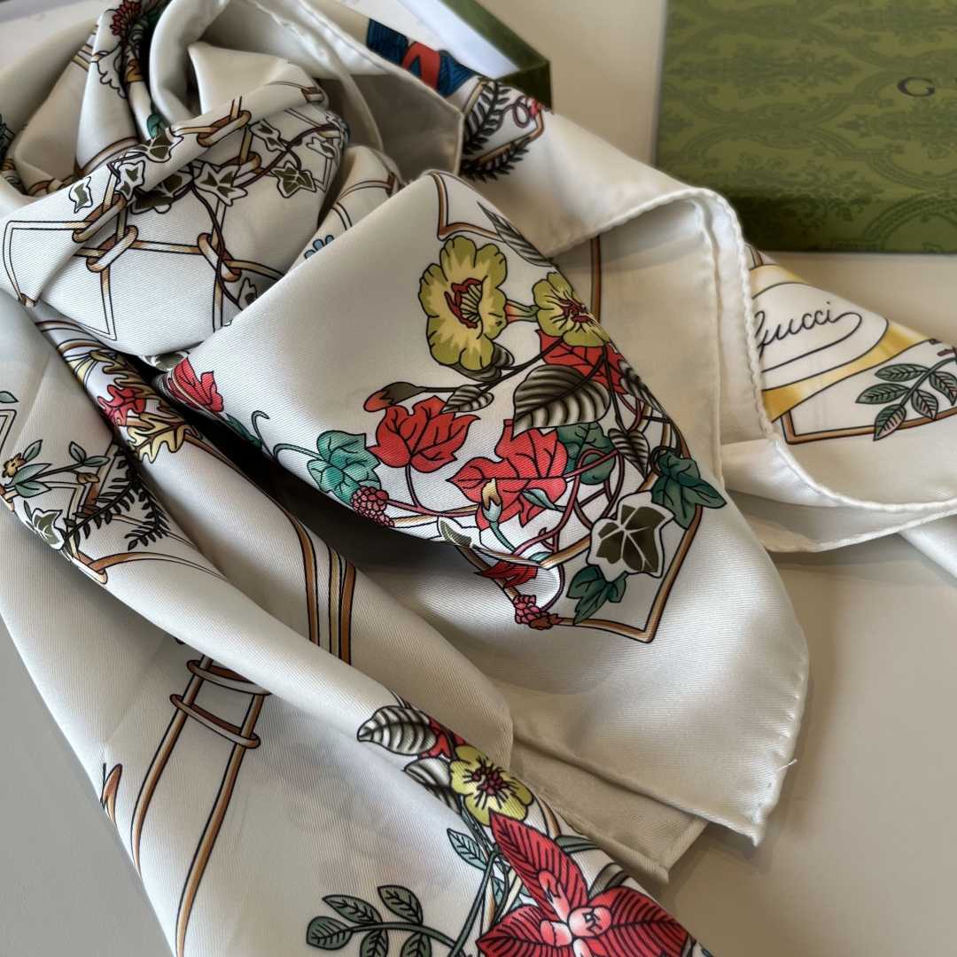 Gucci Printed Silk Twill Carré - EUR FASHION