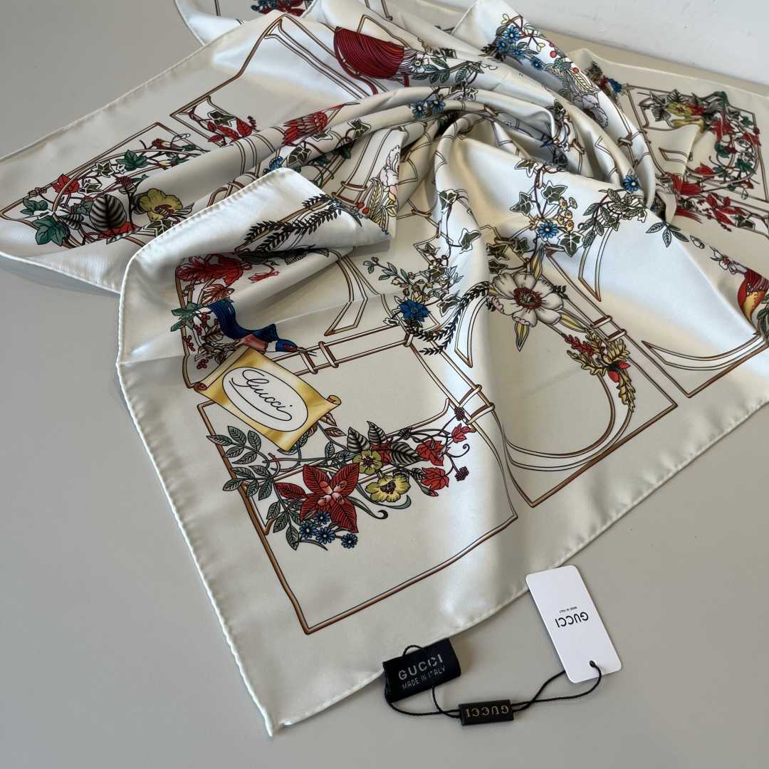 Gucci Printed Silk Twill Carré - EUR FASHION