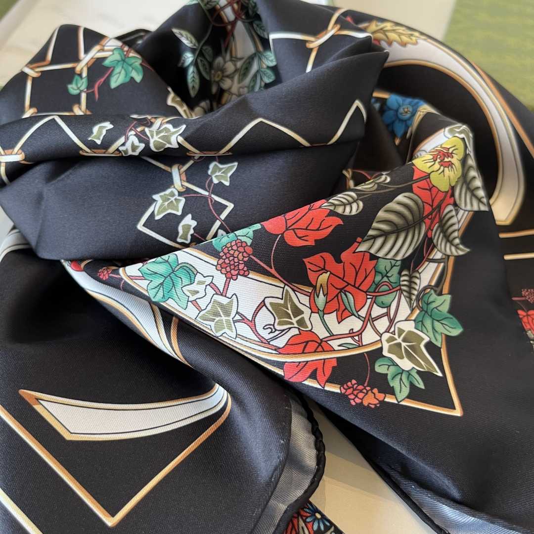 Gucci Printed Silk Twill Carré - EUR FASHION