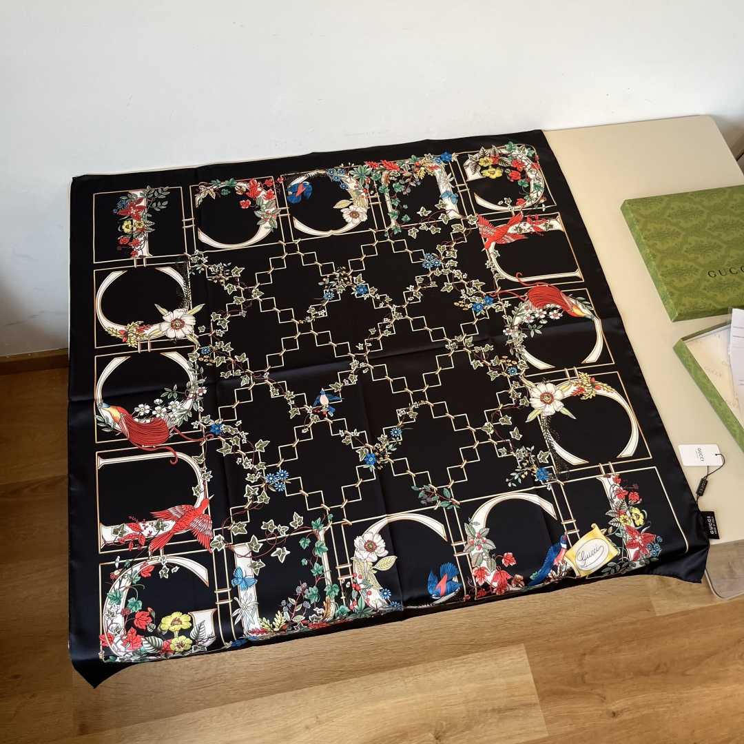 Gucci Printed Silk Twill Carré - EUR FASHION