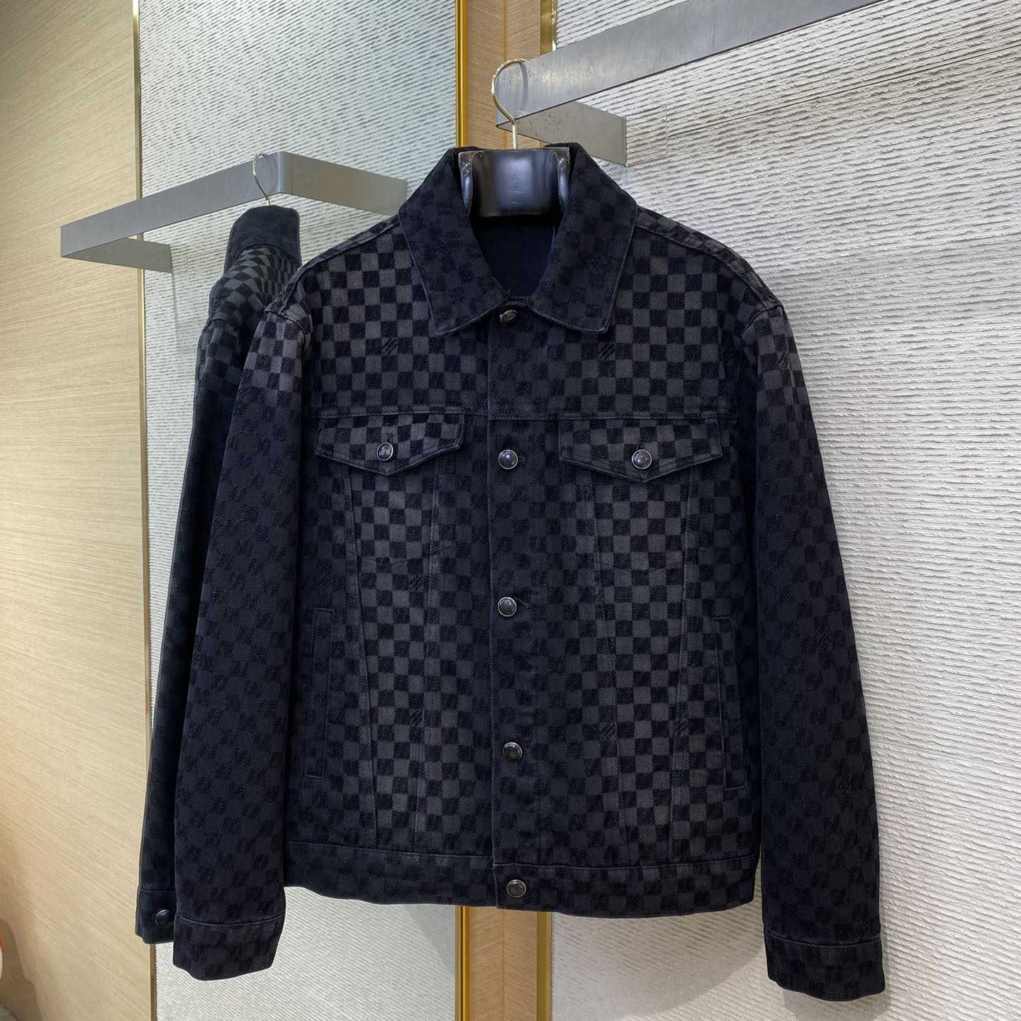 Louis Vuitton Flocked Damier Denim Trucker Jacket   1AHBDV - EUR FASHION