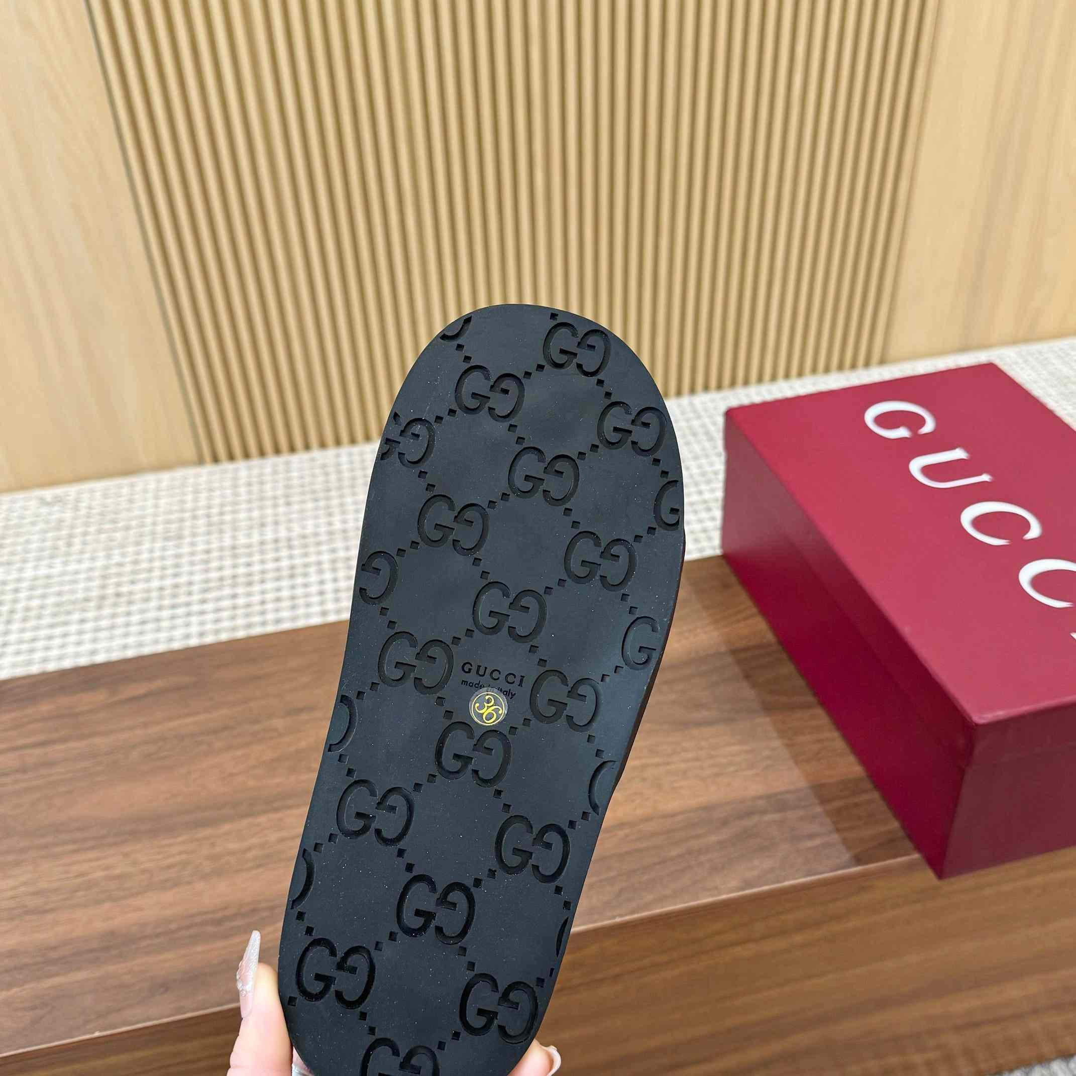 Gucci Women's Interlocking G Slide Sandal - EUR FASHION