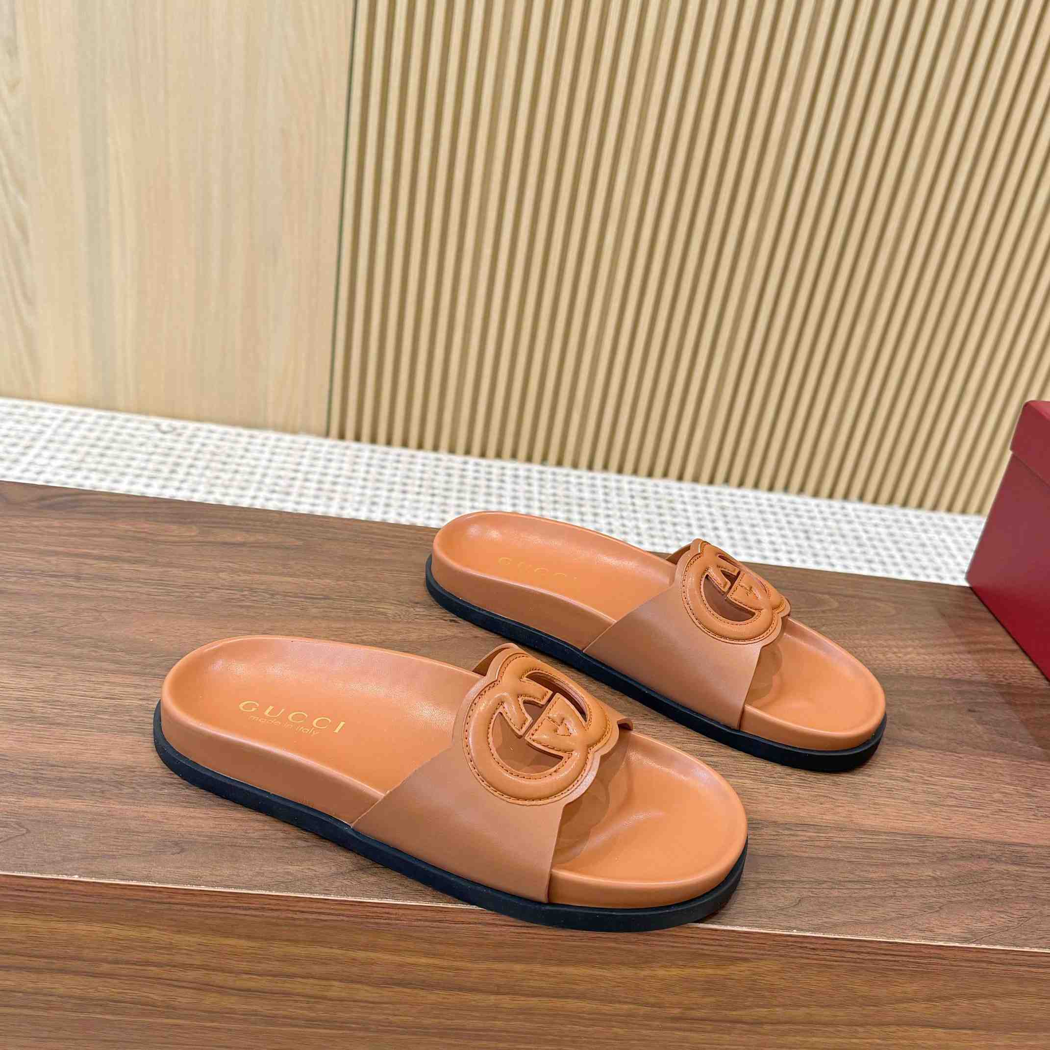 Gucci Women's Interlocking G Slide Sandal - EUR FASHION