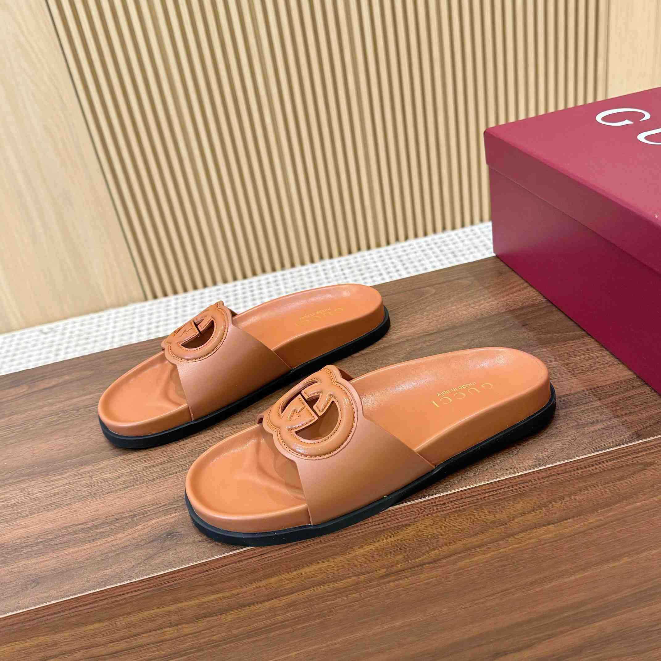 Gucci Women's Interlocking G Slide Sandal - EUR FASHION