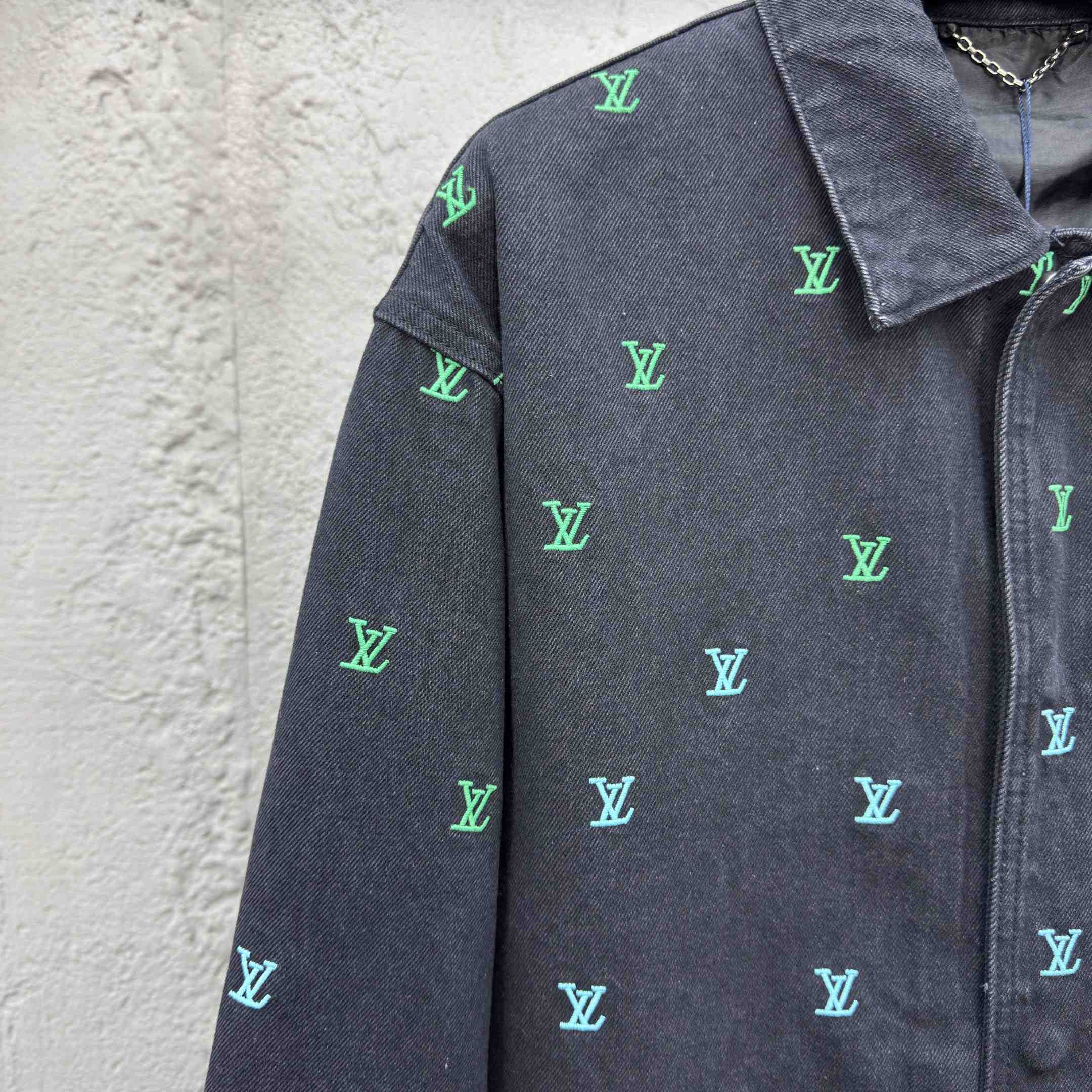 Louis Vuitton LV Blason Gradient Embroidered Denim Coach Jacket   1AGTEB - EUR FASHION