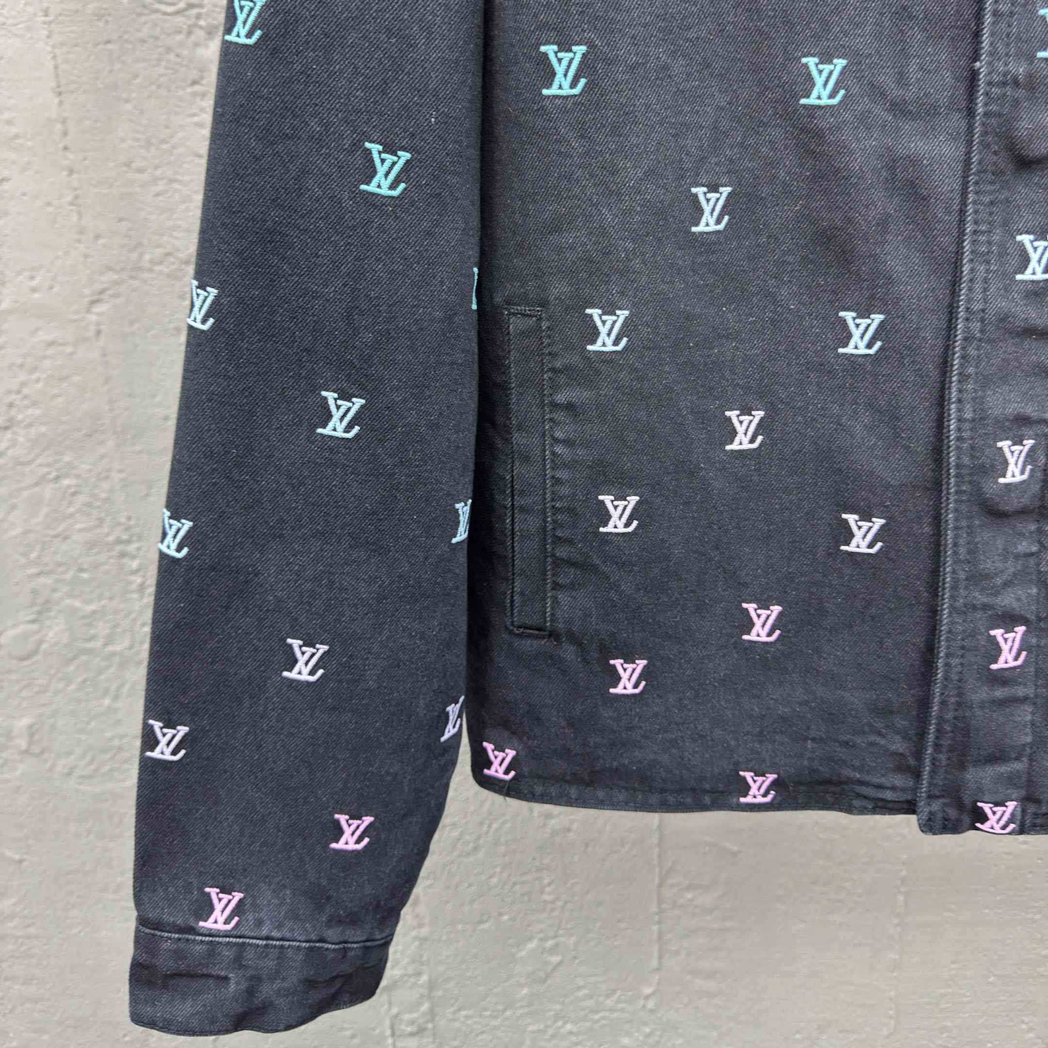 Louis Vuitton LV Blason Gradient Embroidered Denim Coach Jacket   1AGTEB - EUR FASHION