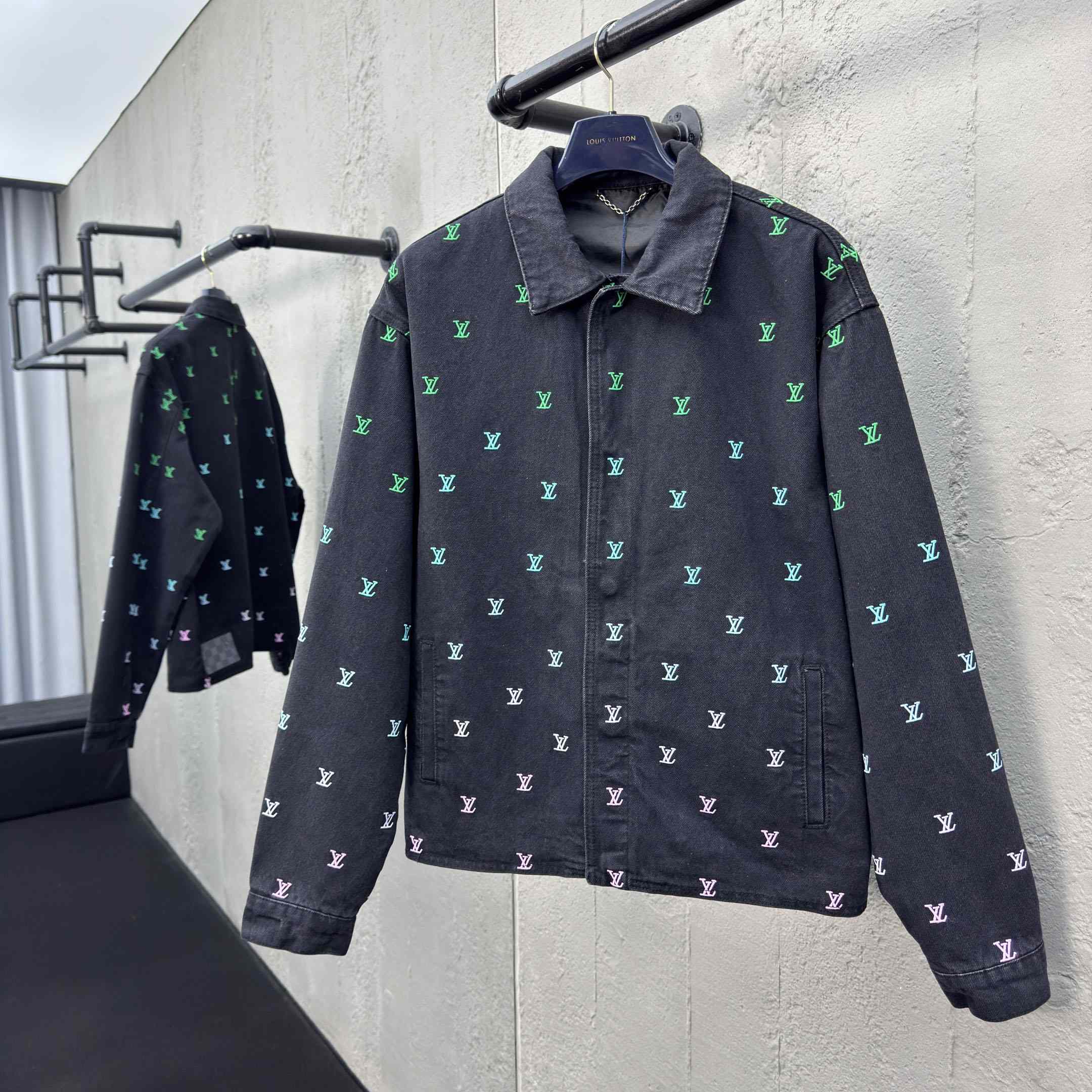 Louis Vuitton LV Blason Gradient Embroidered Denim Coach Jacket   1AGTEB - EUR FASHION