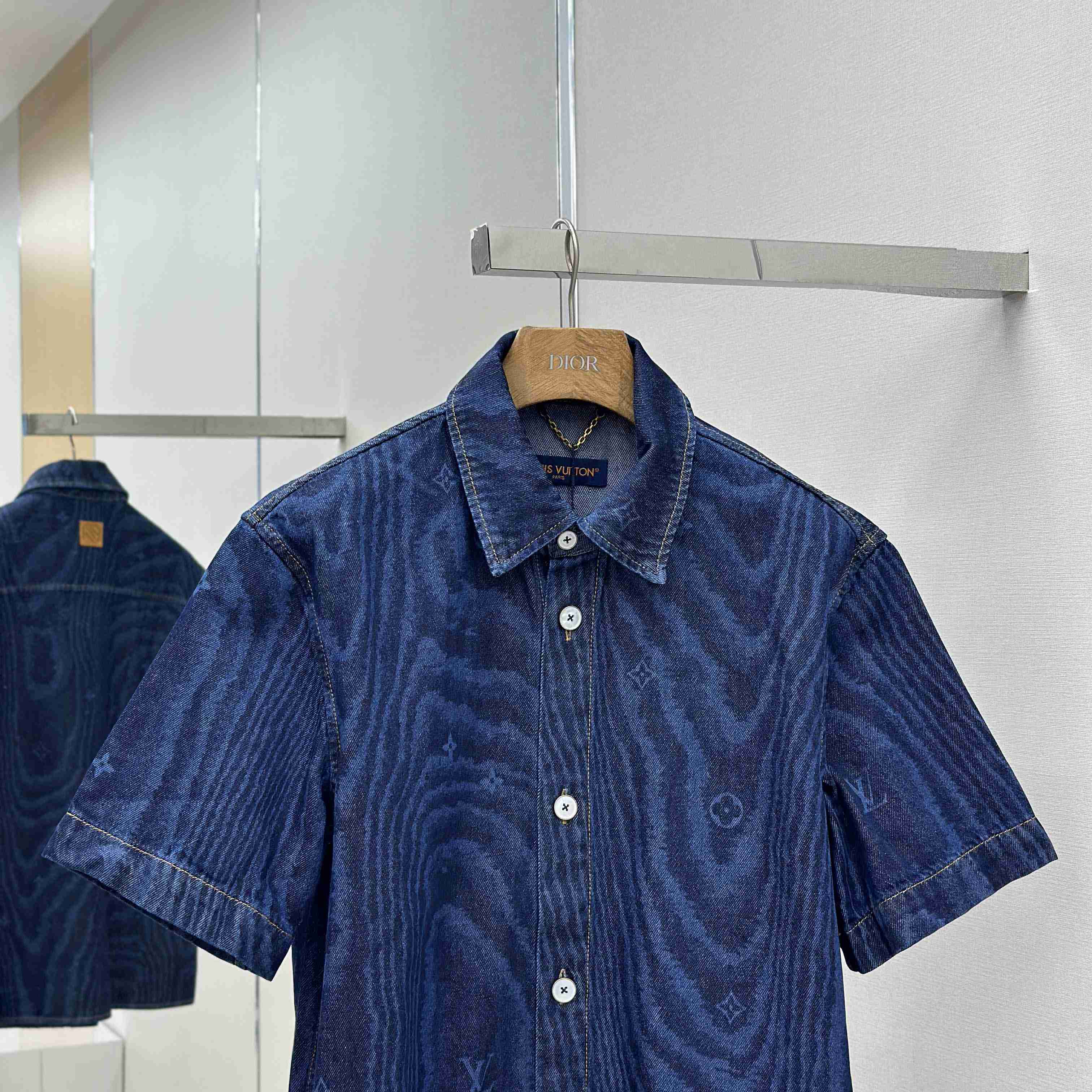 Louis Vuitton Short-Sleeved Denim Shirt   1AHVVK - EUR FASHION
