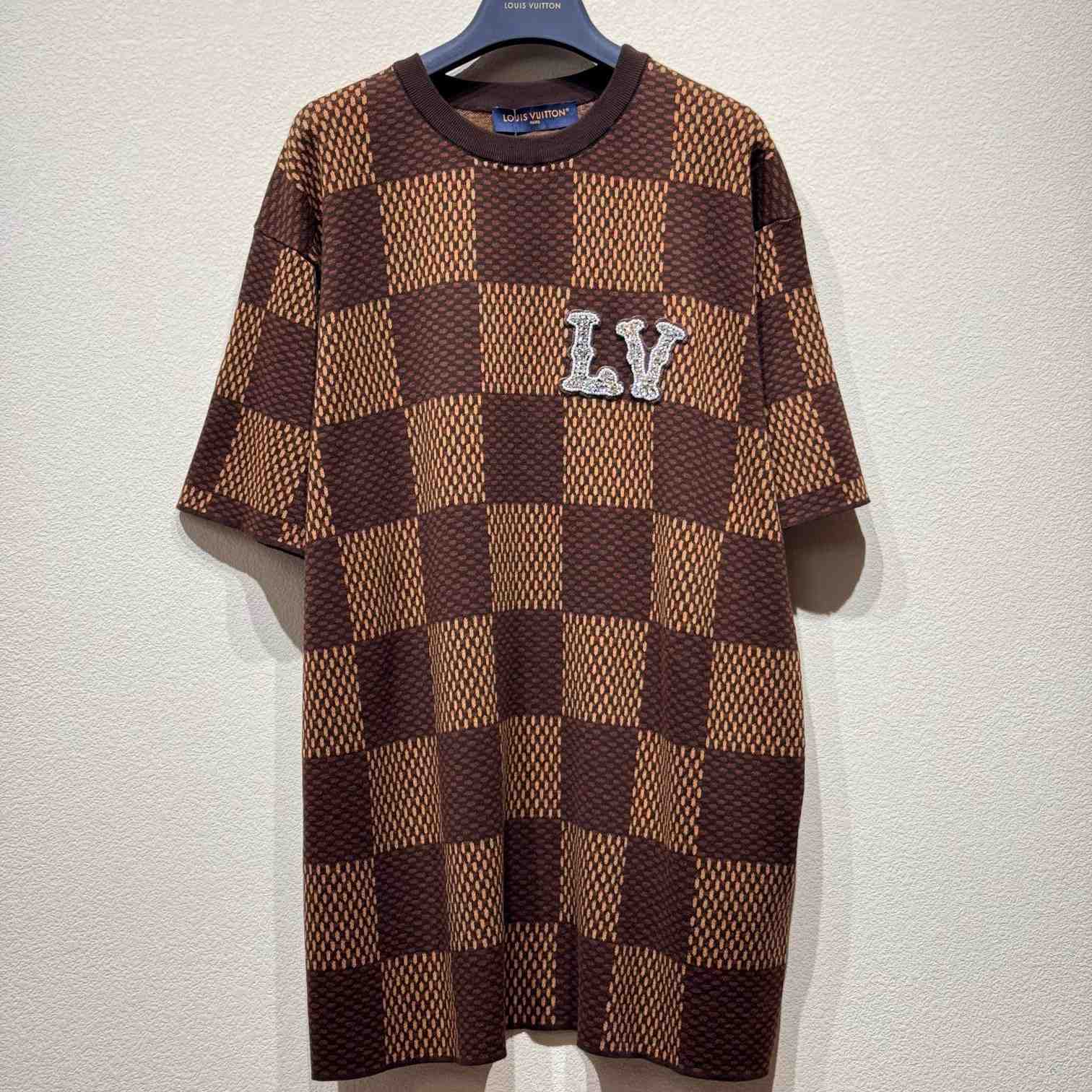 Louis Vuitton Short-Sleeved Cotton Damier Crewneck With Crystal LV Patch     1AFIUP YF2005  (50% Off Sale) - EUR FASHION