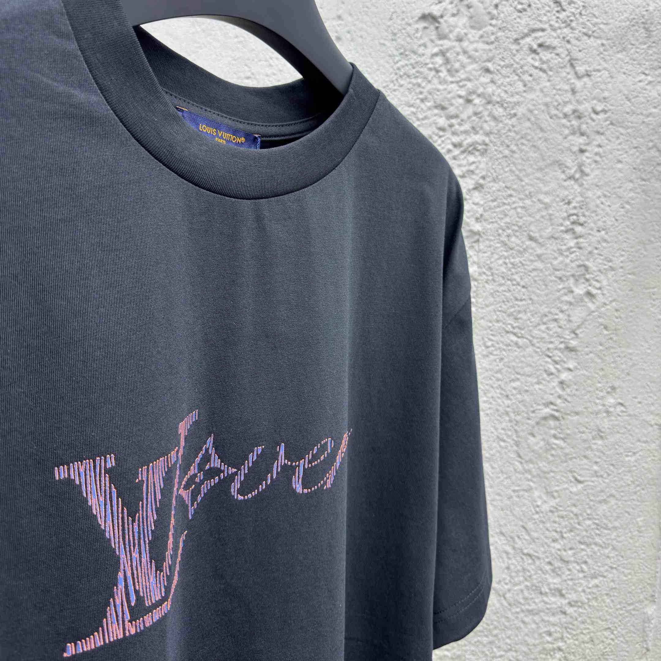 Louis Vuitton Iridescent LV Vers T-Shirt   1AGTSD - EUR FASHION