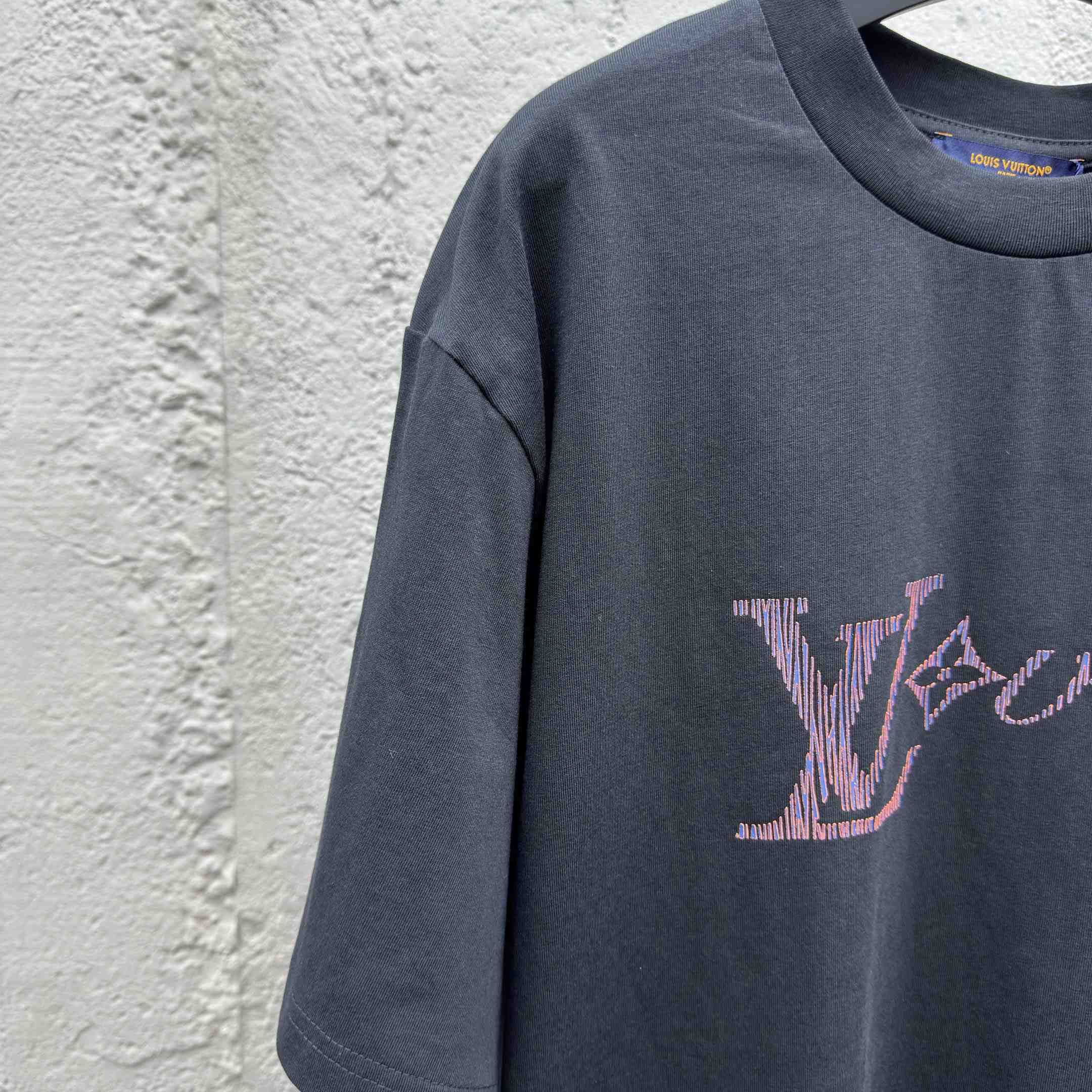 Louis Vuitton Iridescent LV Vers T-Shirt   1AGTSD - EUR FASHION