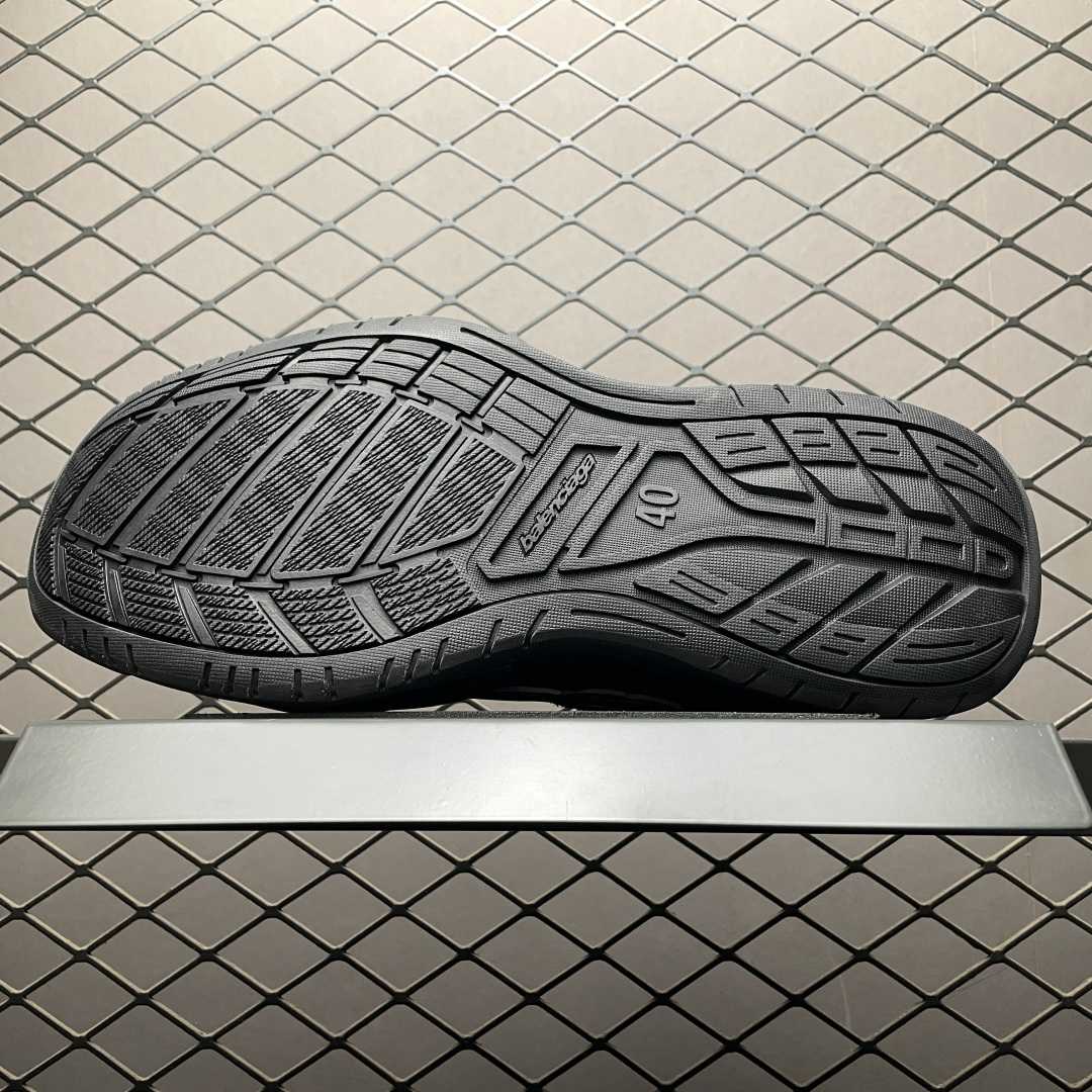 Balenciaga Hamptons Worn-Out Sneaker In Black Cowskin And Polyester - EUR FASHION