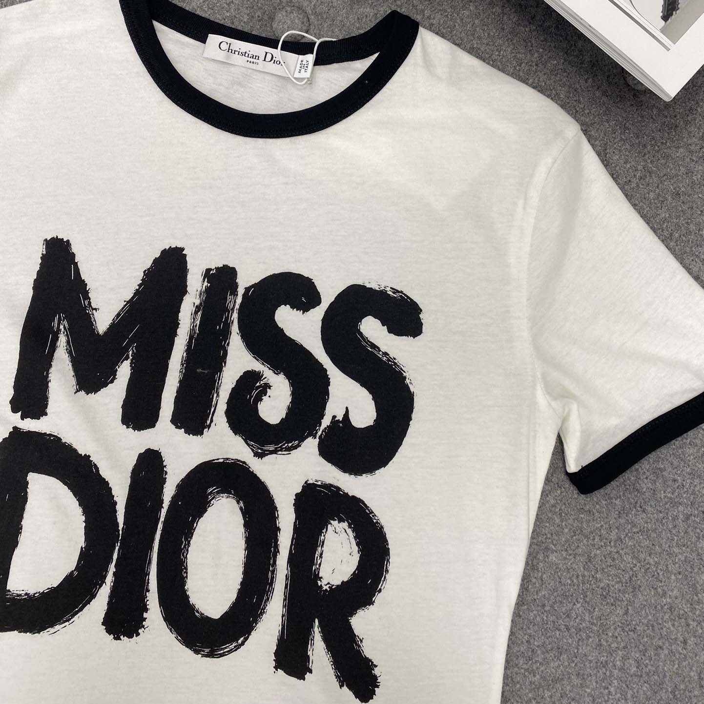 Dior T-Shirt White Cotton and Linen Jersey with Red Miss Dior Graffiti Motif - EUR FASHION