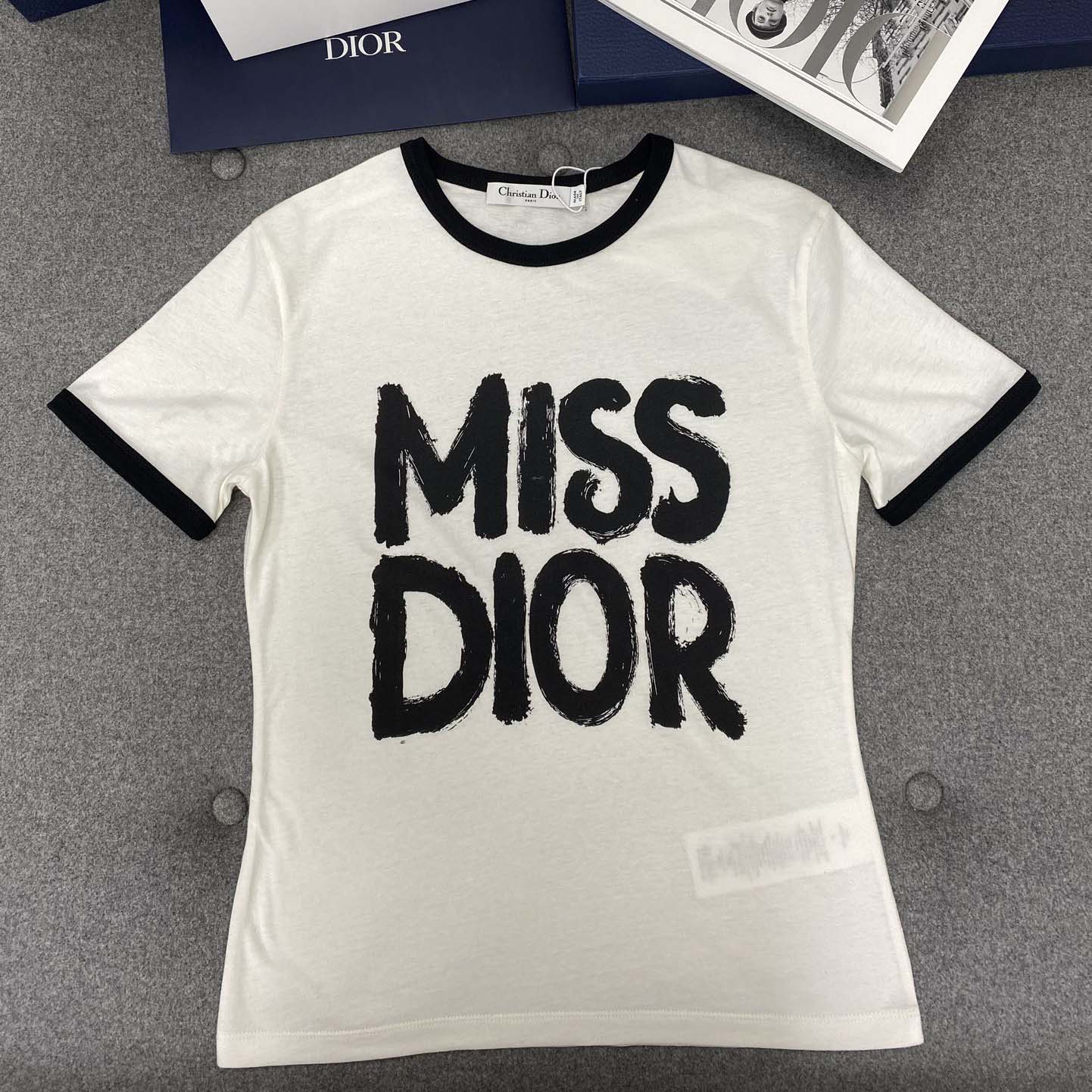 Dior T-Shirt White Cotton and Linen Jersey with Red Miss Dior Graffiti Motif - EUR FASHION