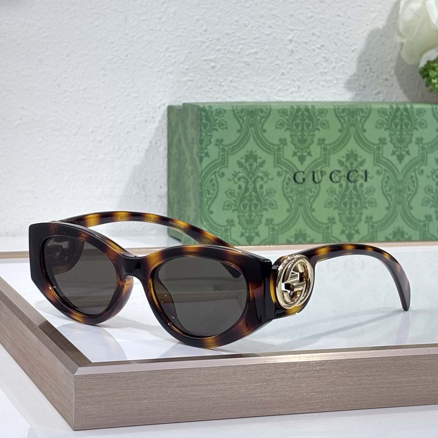 Gucci Cat-eye frame Sunglasses - EUR FASHION