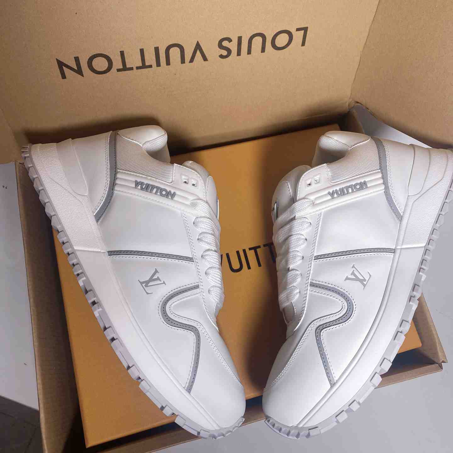 Louis Vuitton Run Away Maxi Sneaker   1AHSRM - EUR FASHION