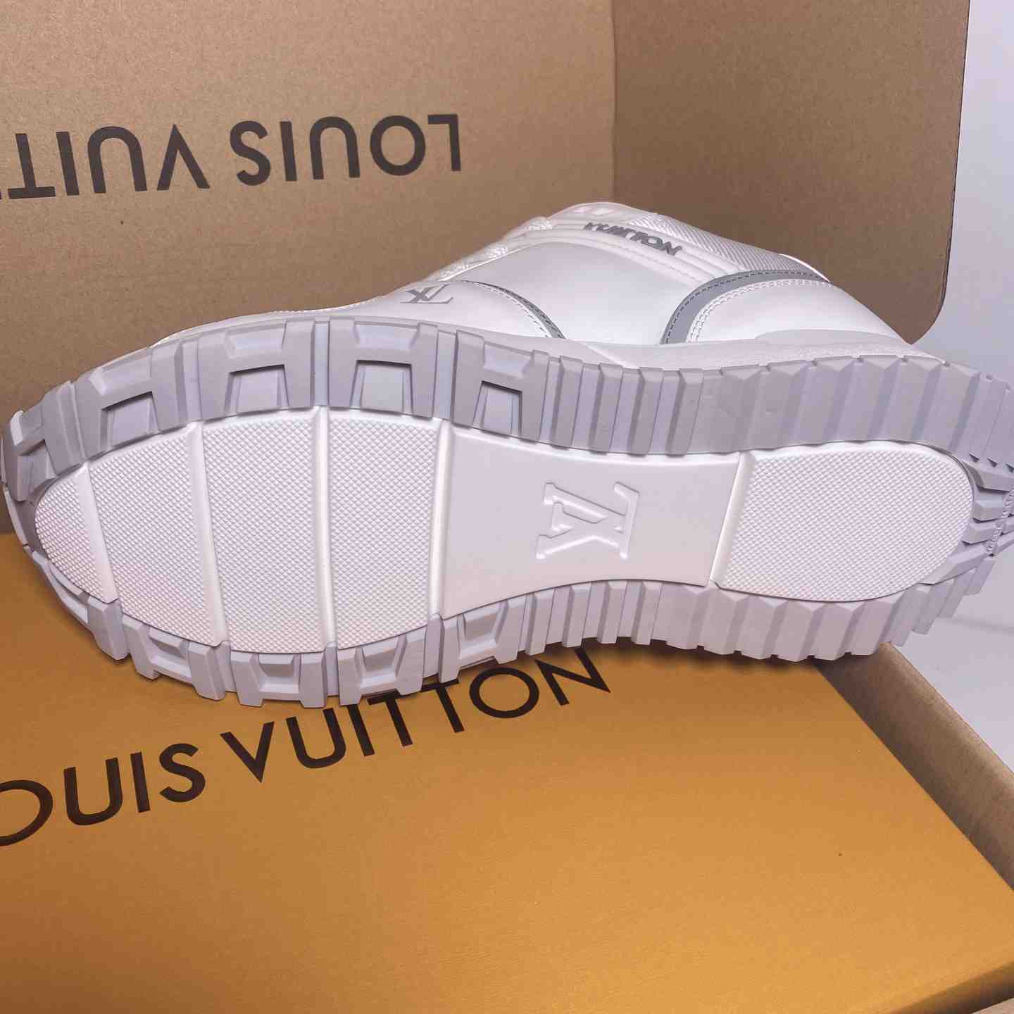 Louis Vuitton Run Away Maxi Sneaker   1AHSRM - EUR FASHION