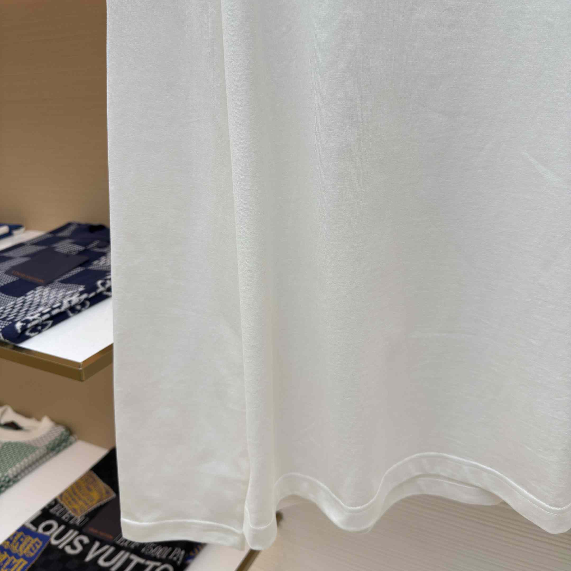 Louis Vuitton Embossed LV Long-Sleeved T-Shirt   1AIOIP - EUR FASHION