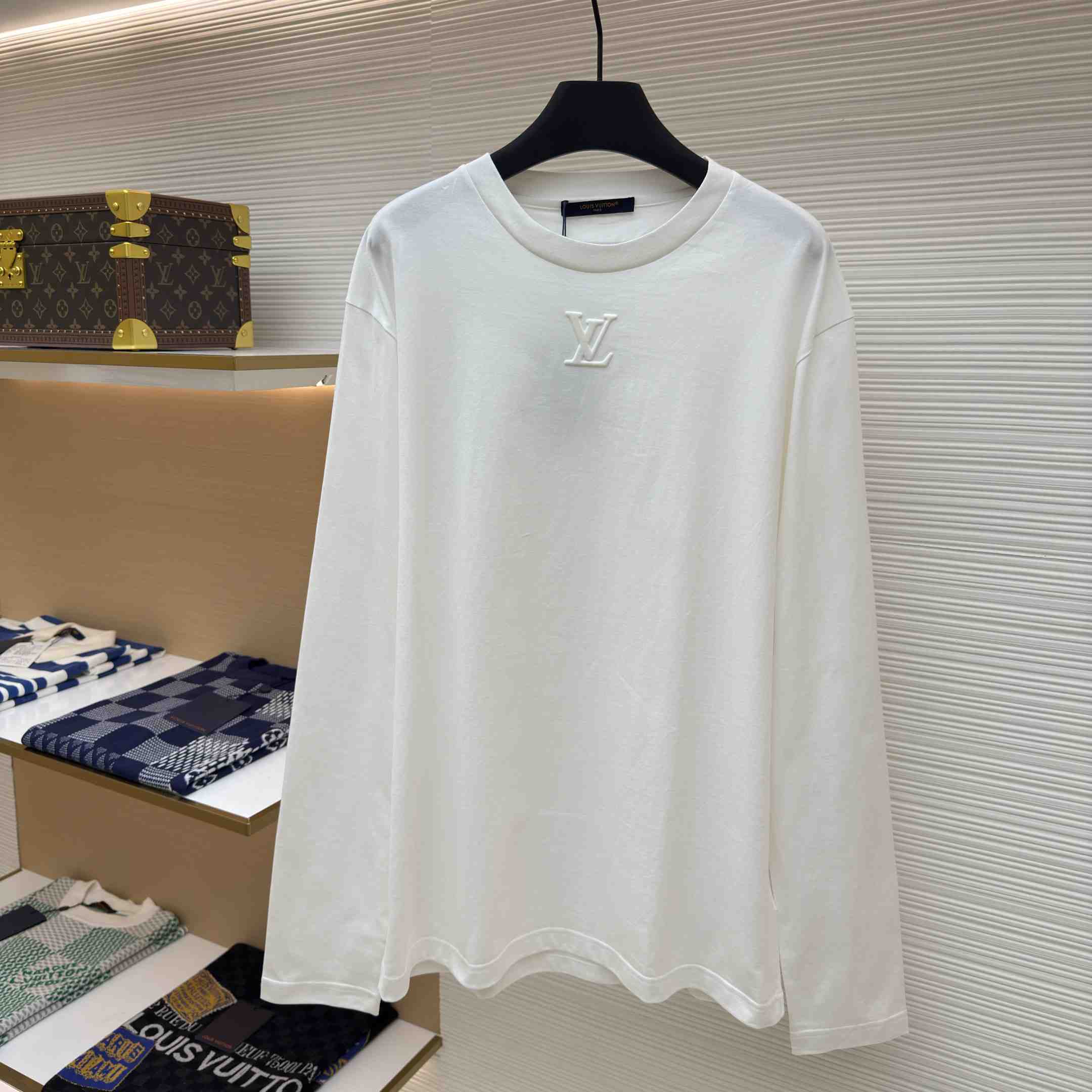 Louis Vuitton Embossed LV Long-Sleeved T-Shirt   1AIOIP - EUR FASHION