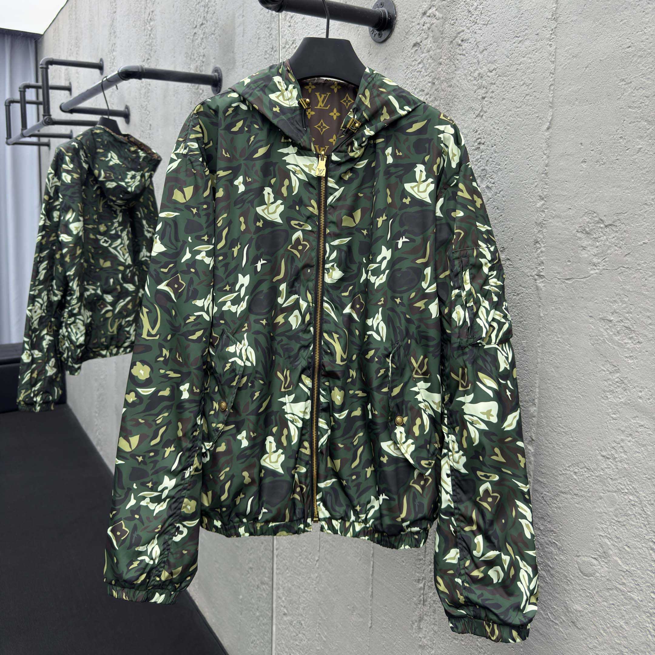 Louis Vuitton Jaqueta Windbreaker Reversível com Monogram - EUR FASHION