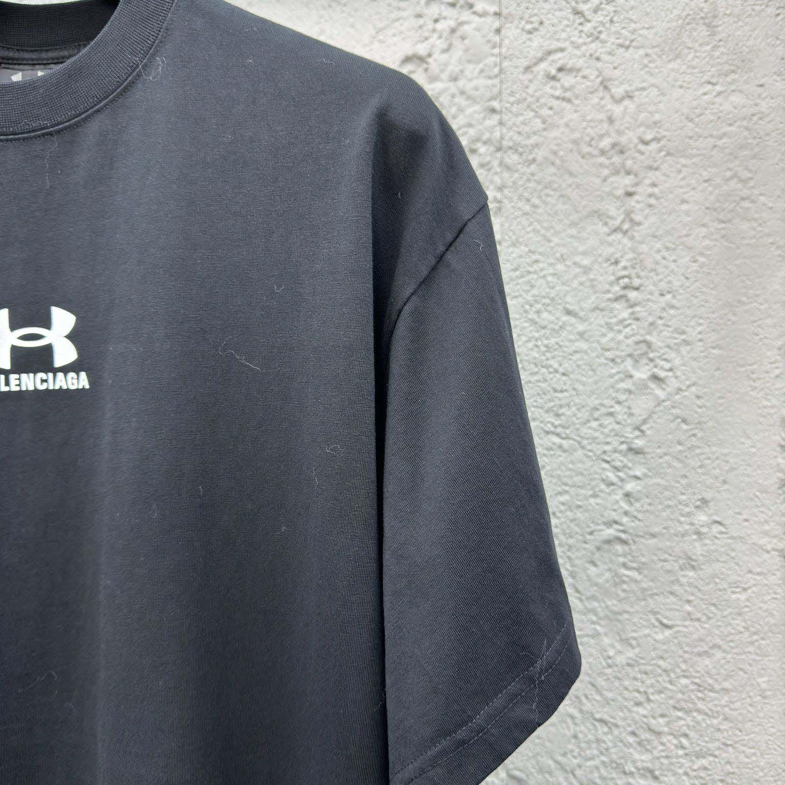 Balenciaga Under Armour® T-Shirt Oversized In Black And White - EUR FASHION
