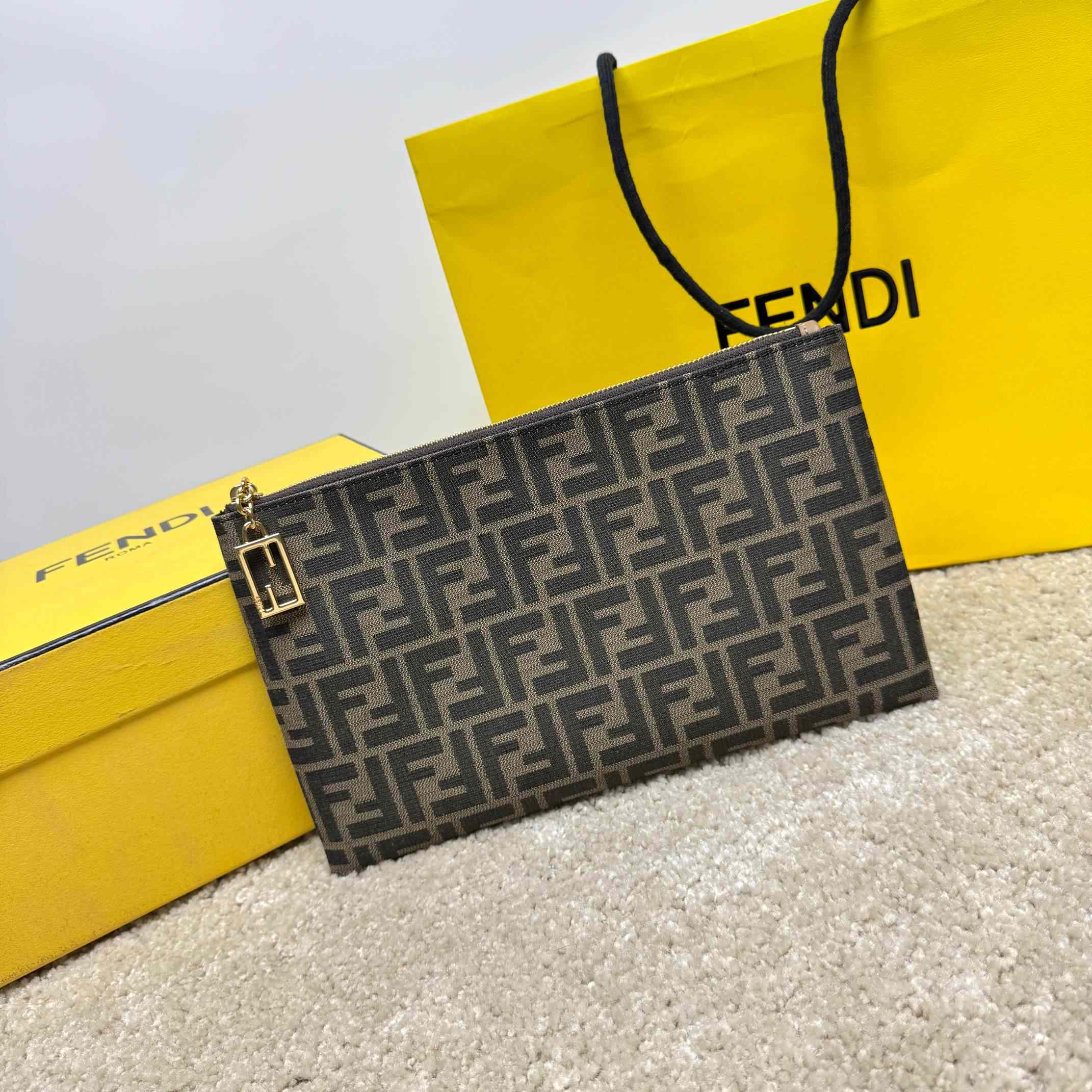 Fendi Flat Baguette Pouch Medium - EUR FASHION