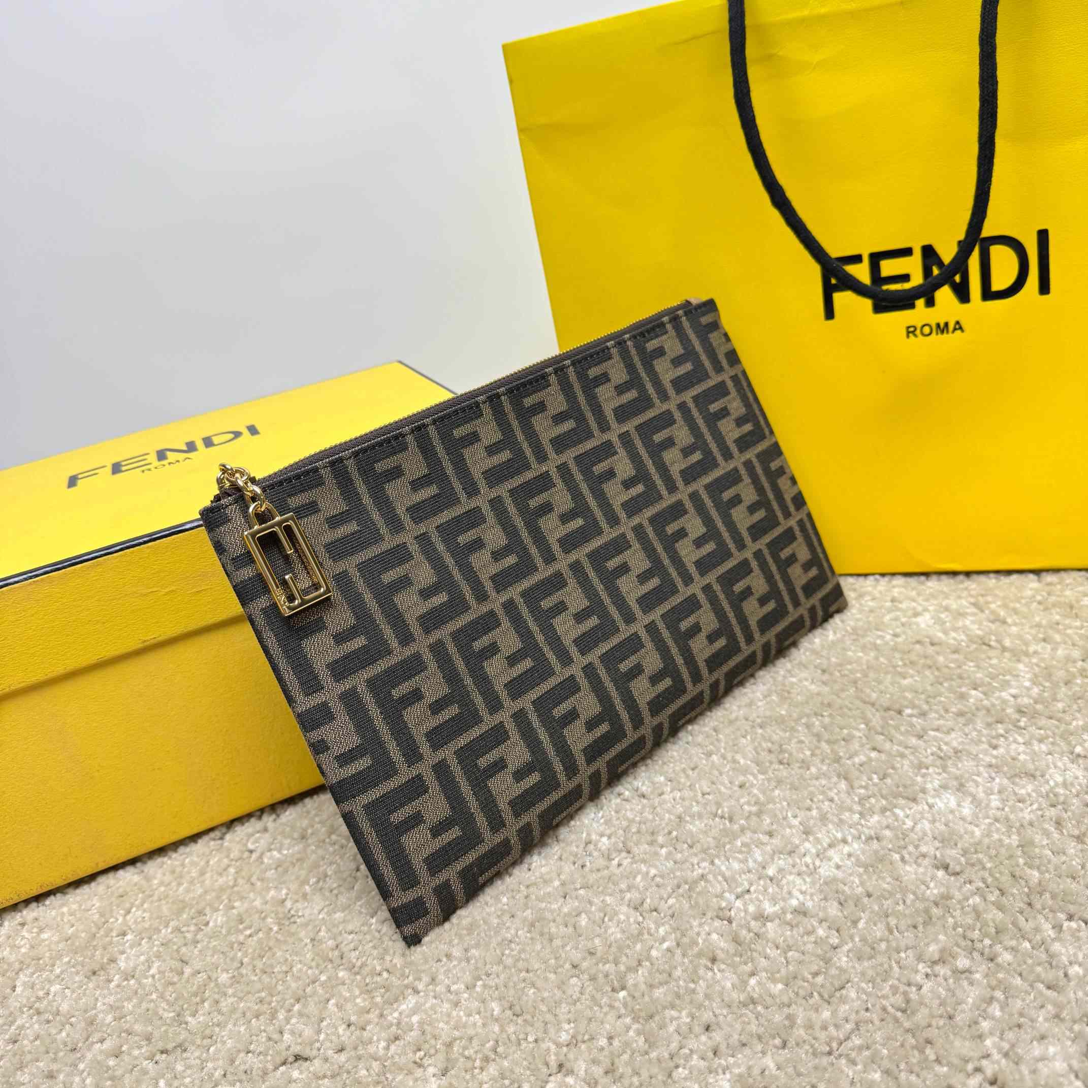 Fendi Flat Baguette Pouch Medium - EUR FASHION
