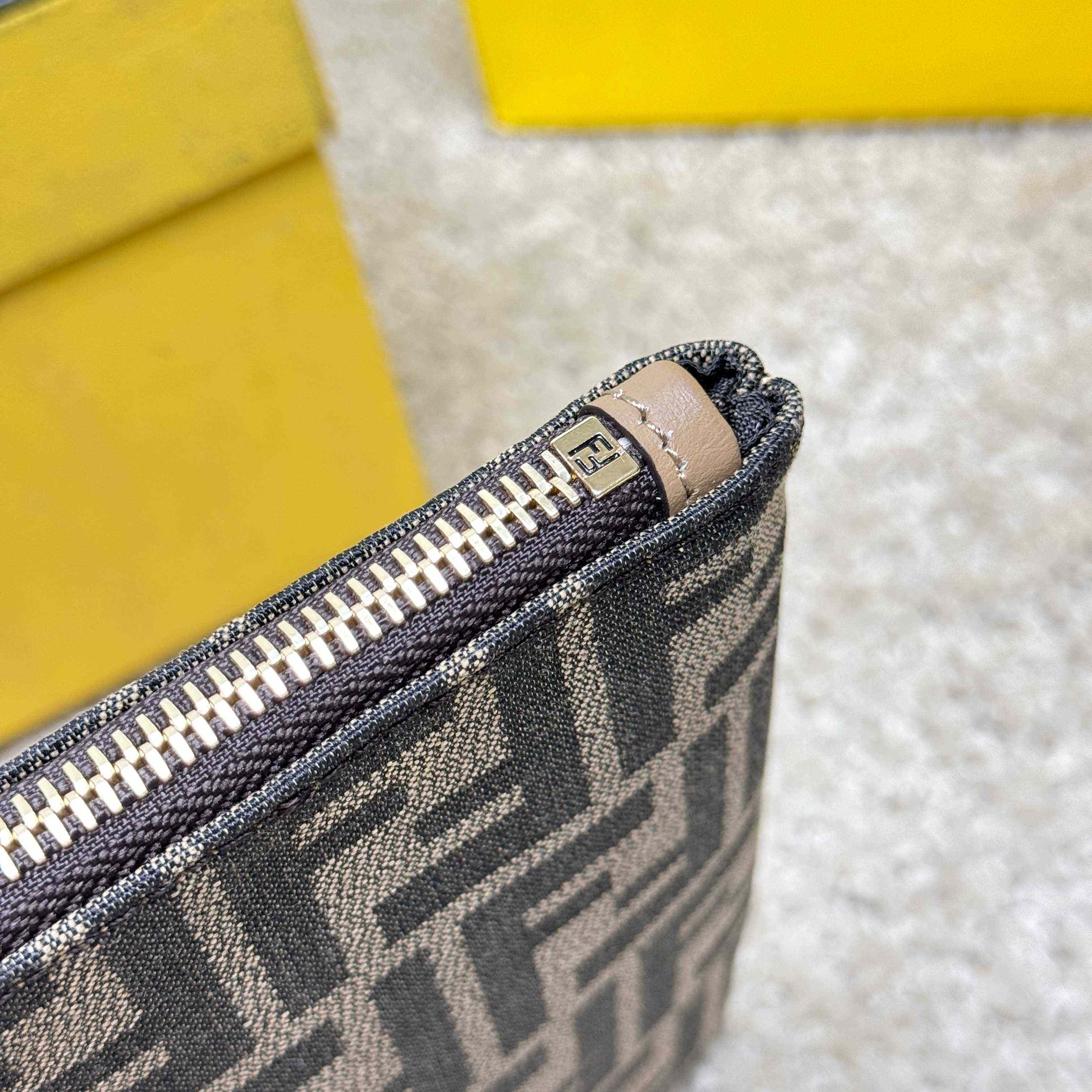 Fendi Flat Baguette Pouch Medium - EUR FASHION