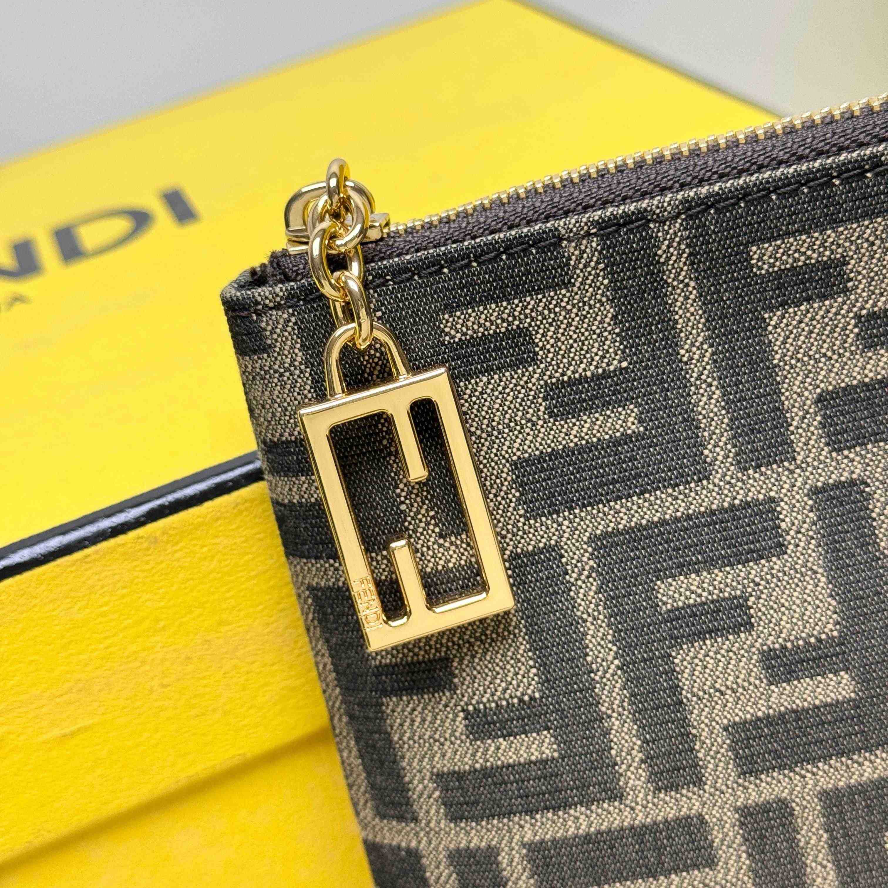 Fendi Flat Baguette Pouch Medium - EUR FASHION