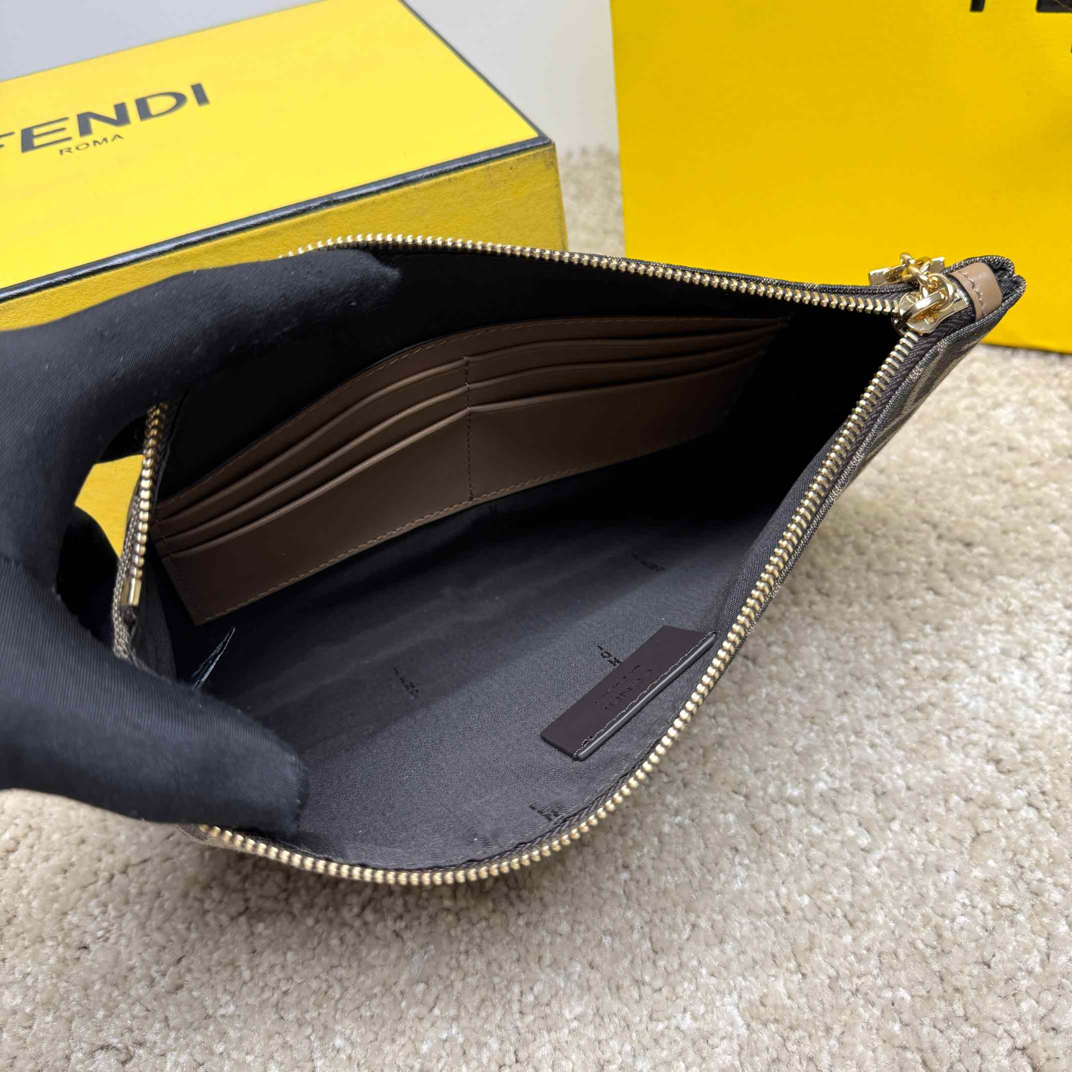 Fendi Flat Baguette Pouch Medium - EUR FASHION