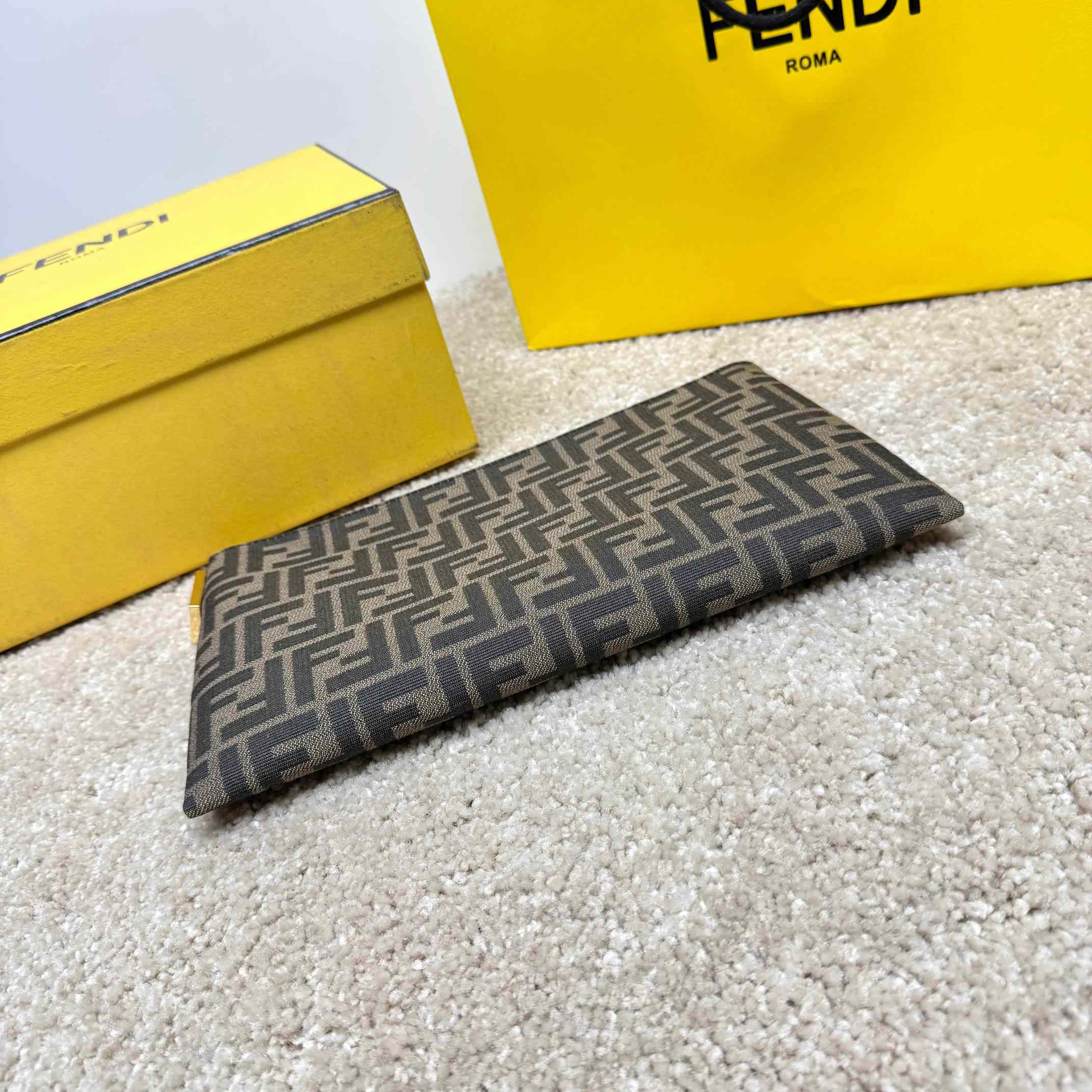 Fendi Flat Baguette Pouch Medium - EUR FASHION