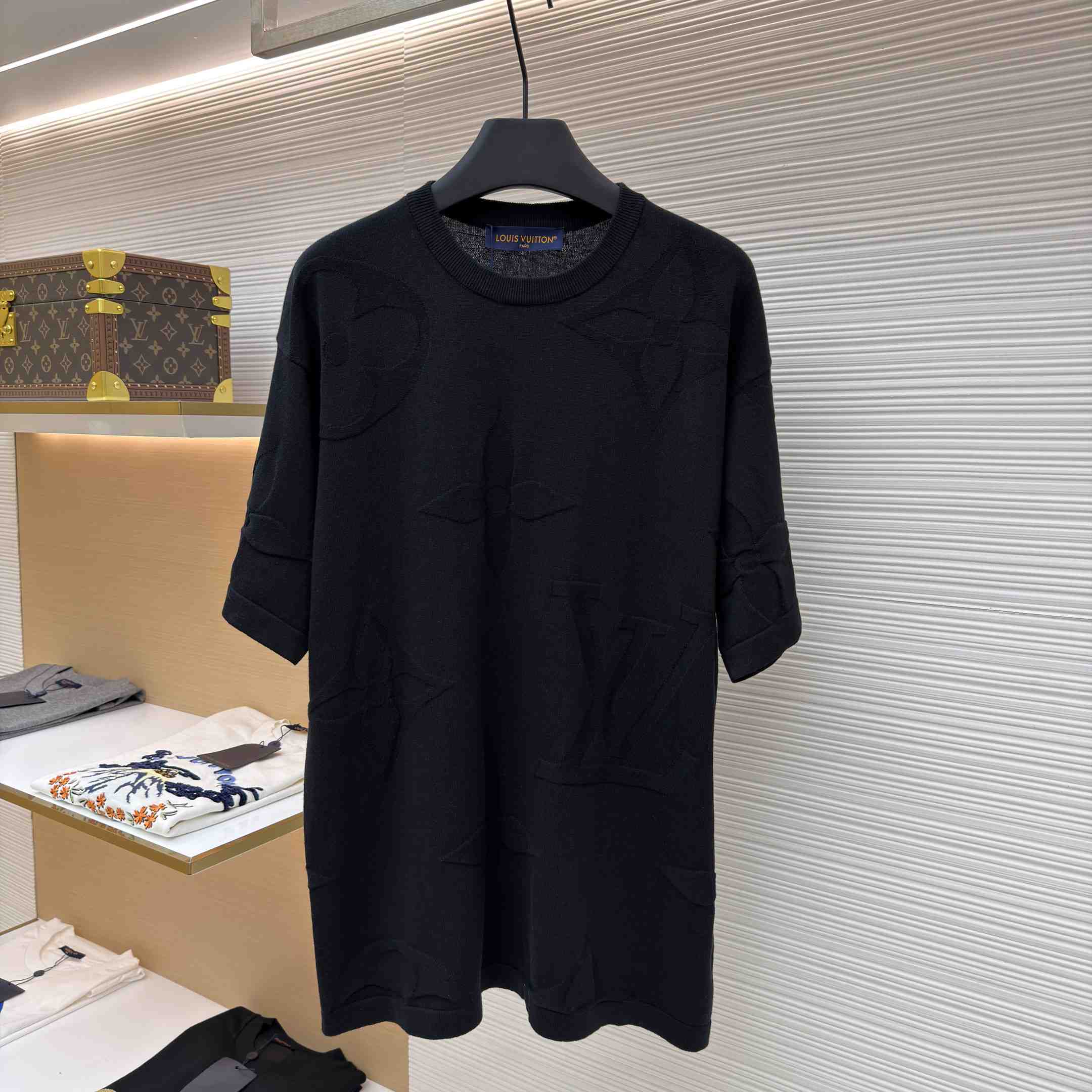 Louis Vuitton Monogram Short-Sleeved Cotton Crewneck    - EUR FASHION