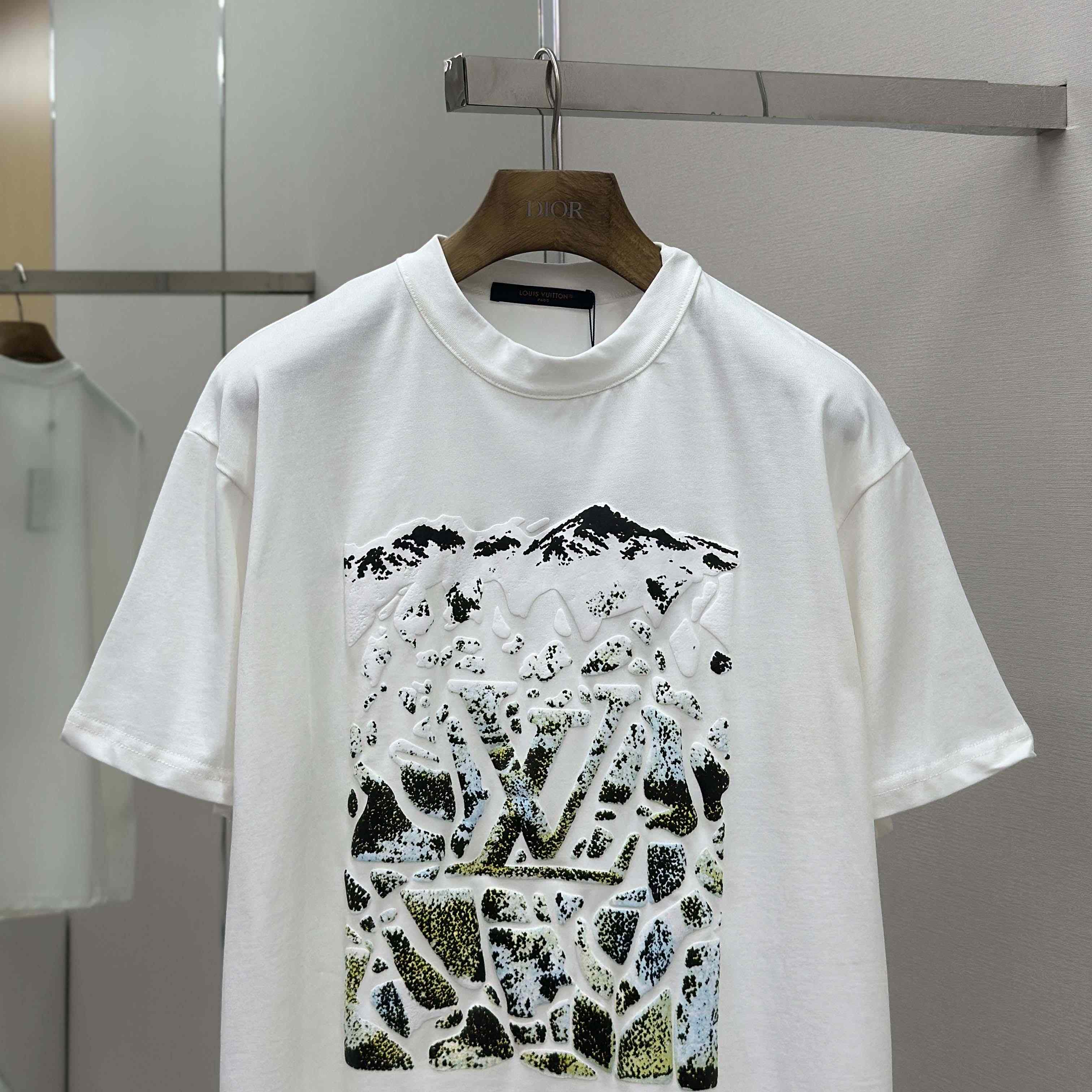 Louis Vuitton Monogram Short-Sleeved Crewneck   1AIJZT - EUR FASHION