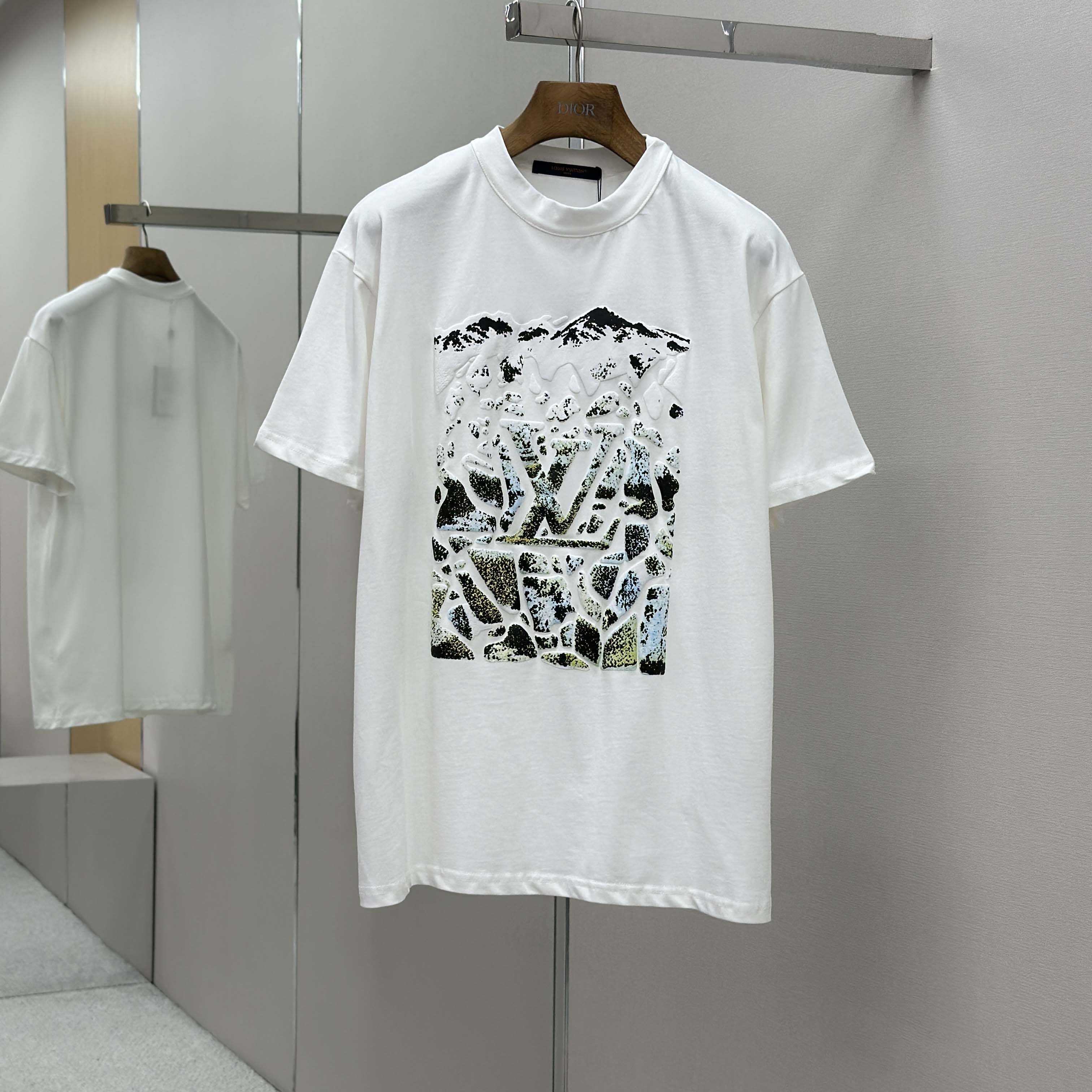 Louis Vuitton Monogram Short-Sleeved Crewneck   1AIJZT Louis Vuitton Monogram Short-Sleeved Crewneck   1AIJZT - EUR FASHION