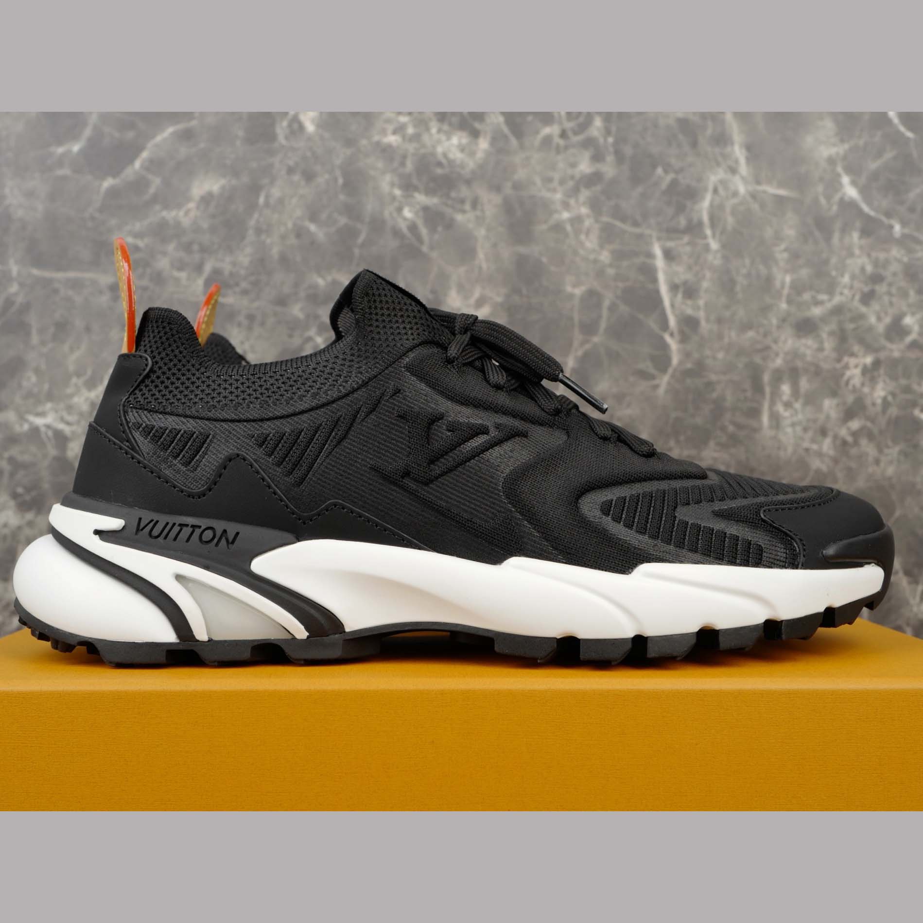 Louis Vuitton LV Runner Tatic Sneaker   1AILIU - EUR FASHION