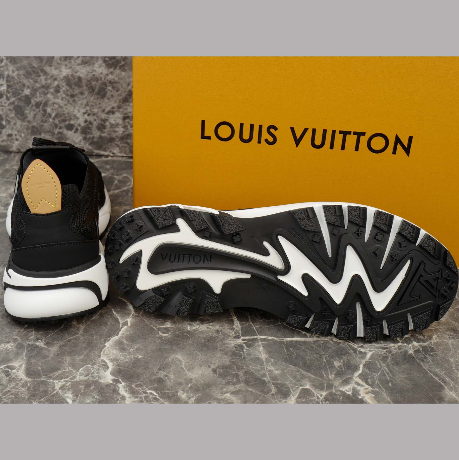 Louis Vuitton LV Runner Tatic Sneaker   1AILIU - EUR FASHION