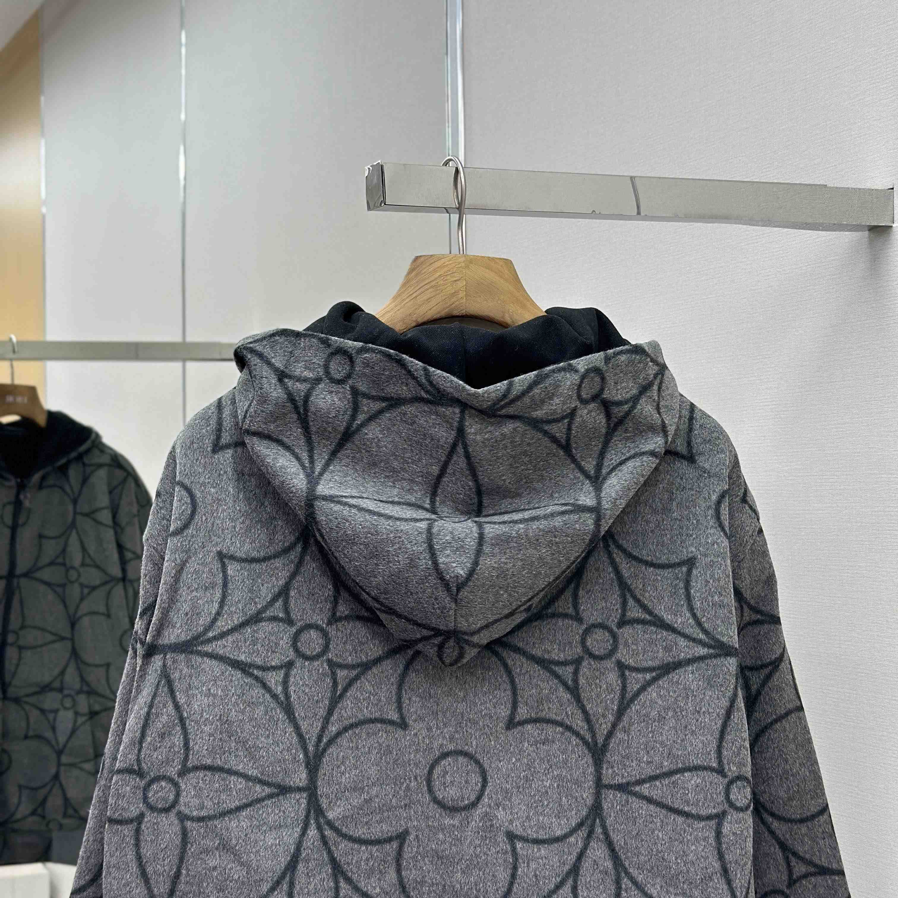 Louis Vuitton Reversible Double Face Hooded Blouson    1AGHXW - EUR FASHION