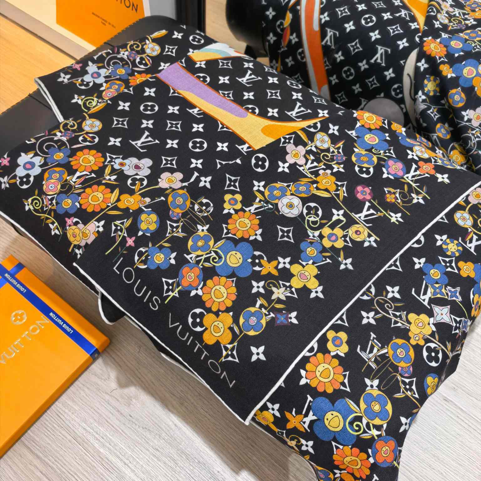 Louis Vuitton LV x TM Monogram Superflat Shawl    - EUR FASHION